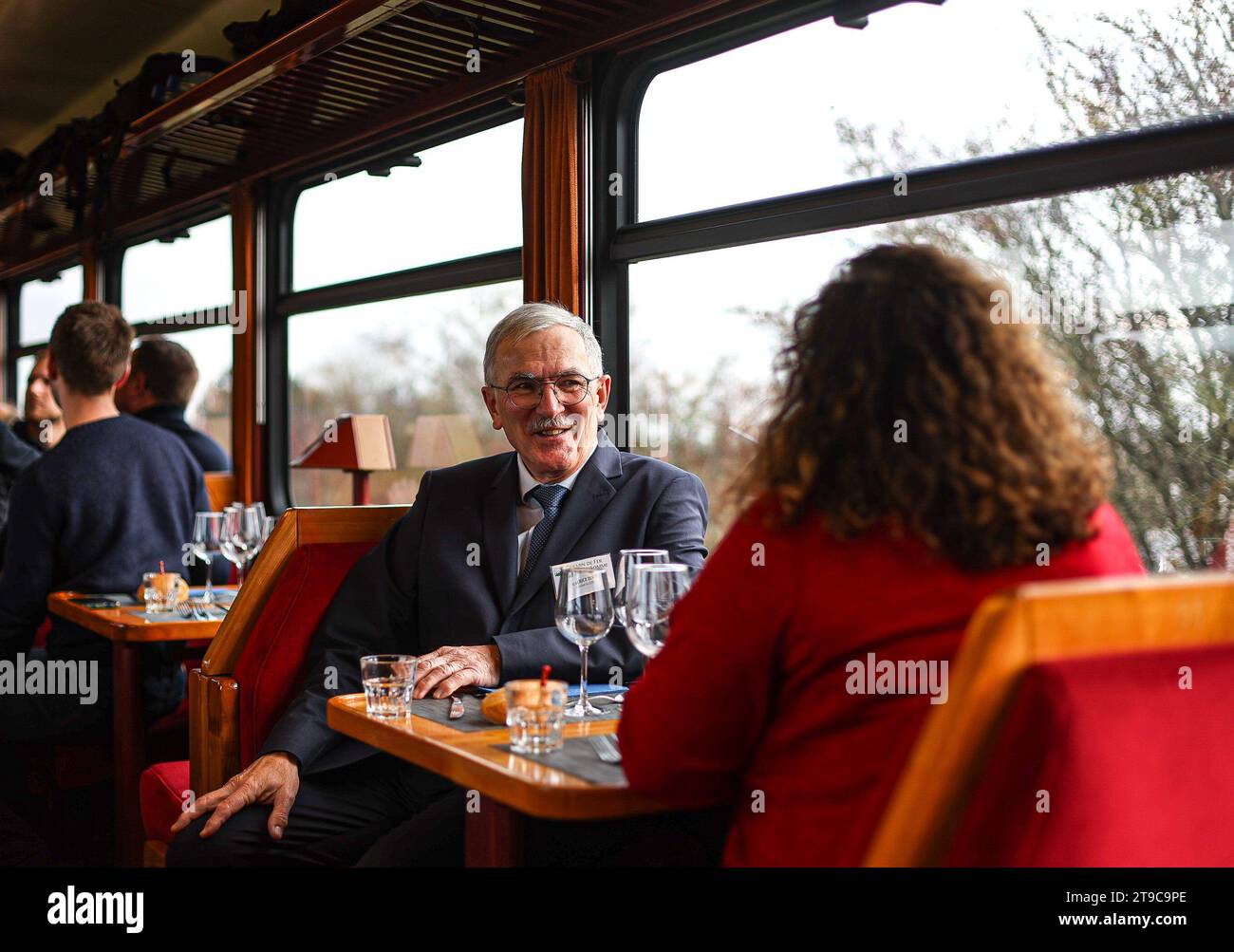 Saint Valery Sur somme, Francia. 24 novembre 2023. © PHOTOPQR/LE COURRIER PICARD/CRUZ ; Saint-Valery-sur-somme ; 24/11/2023 ; Saint-Valery-sur-somme - Nouveau wagon Restaurant Plus confort dans le train de la Baie de somme . Maurice Testu, presidente della CFBS. Foto Manon Cruz - Scopri la baia della somme in treno 24 novembre 2023 credito: MAXPPP/Alamy Live News Foto Stock