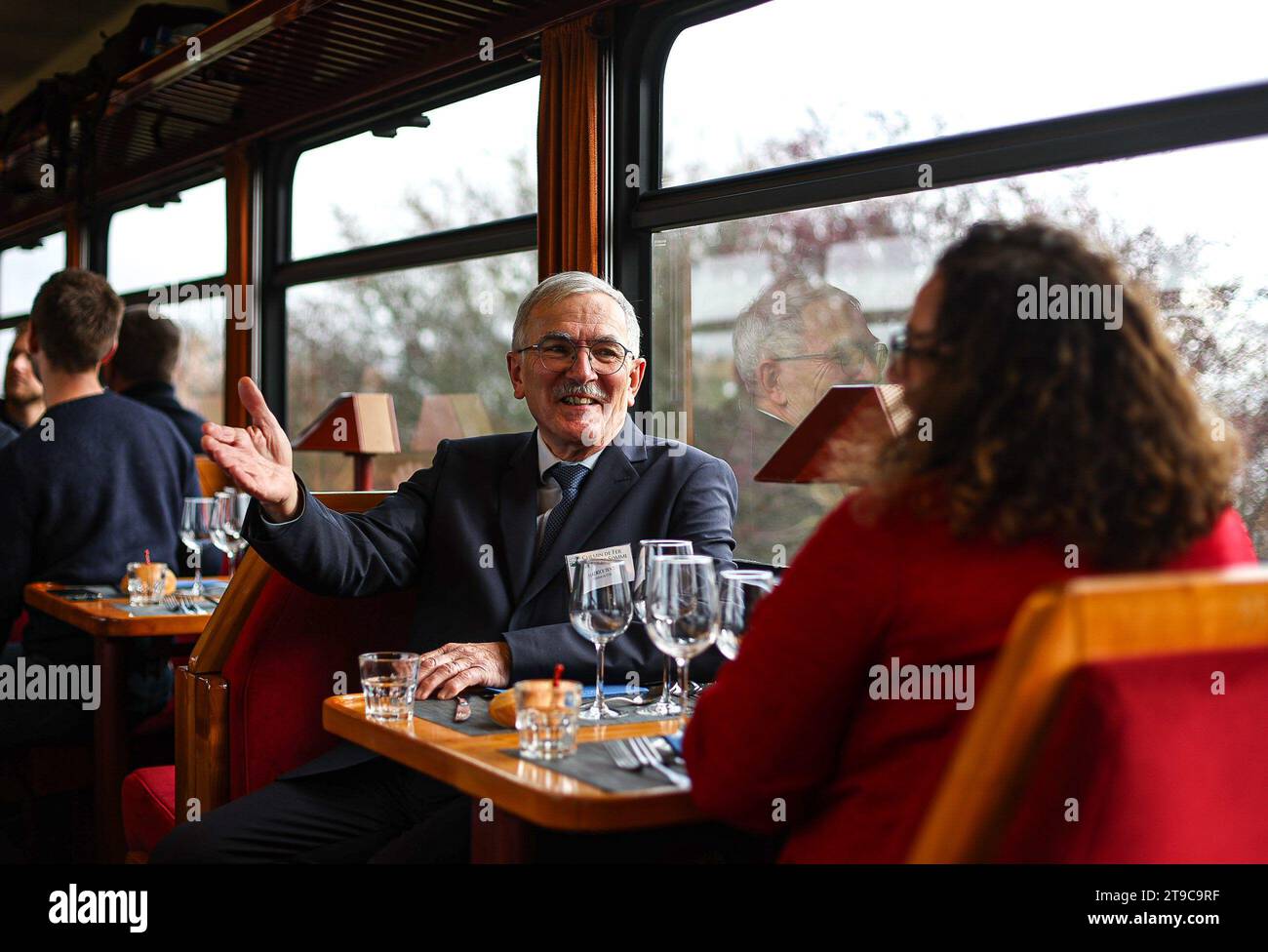 Saint Valery Sur somme, Francia. 24 novembre 2023. © PHOTOPQR/LE COURRIER PICARD/CRUZ ; Saint-Valery-sur-somme ; 24/11/2023 ; Saint-Valery-sur-somme - Nouveau wagon Restaurant Plus confort dans le train de la Baie de somme . Maurice Testu, presidente della CFBS. Foto Manon Cruz - Scopri la baia della somme in treno 24 novembre 2023 credito: MAXPPP/Alamy Live News Foto Stock