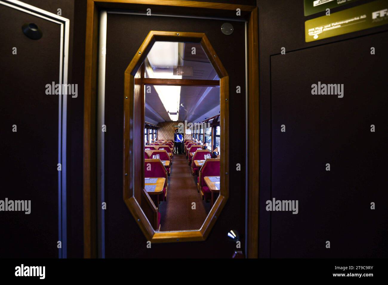 Saint Valery Sur somme, Francia. 24 novembre 2023. © PHOTOPQR/LE COURRIER PICARD/CRUZ ; Saint-Valery-sur-somme ; 24/11/2023 ; Saint-Valery-sur-somme - Nouveau wagon Restaurant Plus confort dans le train de la Baie de somme. Wagon vide. Foto Manon Cruz - Scopri la baia della somme in treno 24 novembre 2023 credito: MAXPPP/Alamy Live News Foto Stock