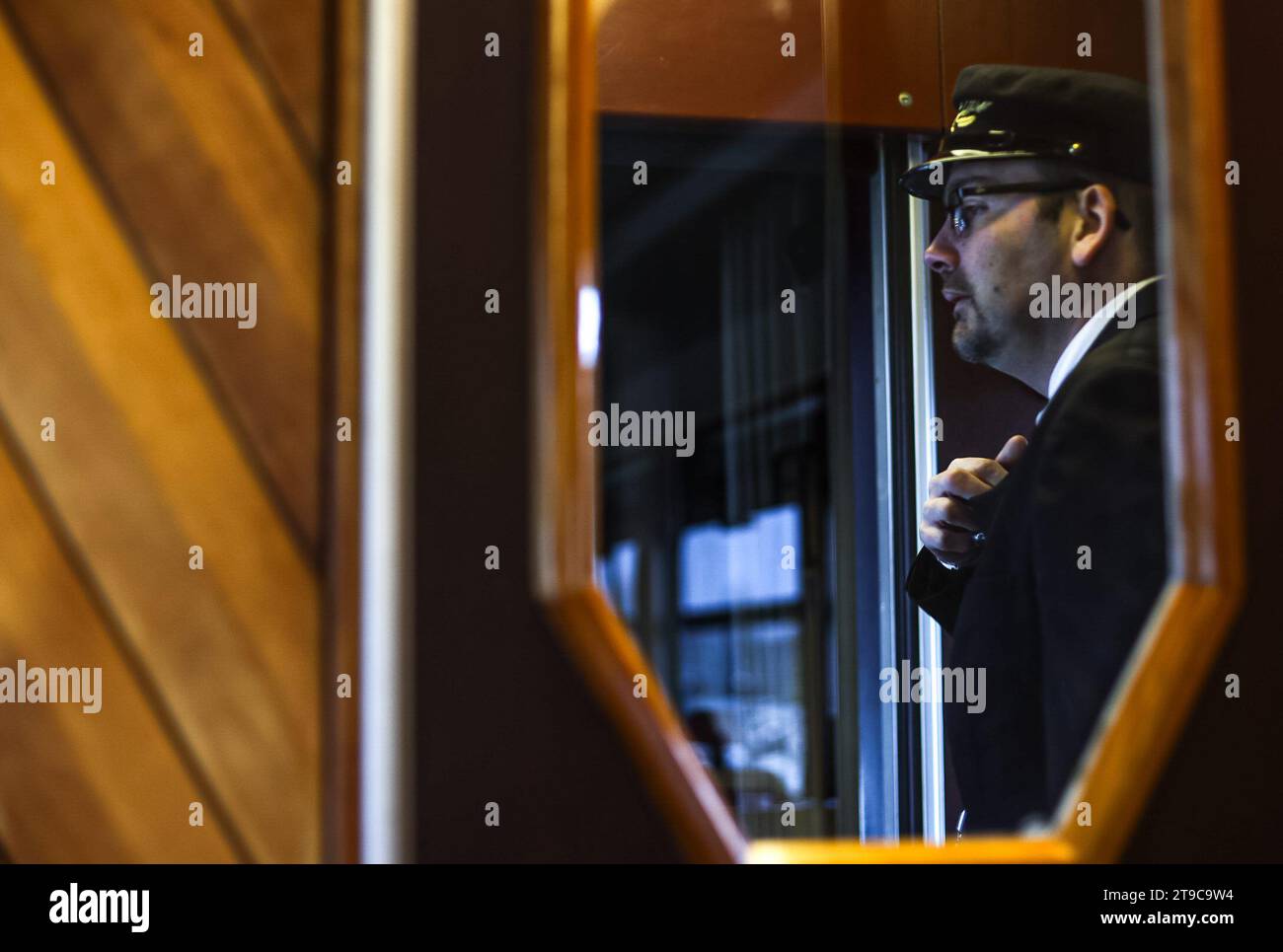 Saint Valery Sur somme, Francia. 24 novembre 2023. © PHOTOPQR/LE COURRIER PICARD/CRUZ ; Saint-Valery-sur-somme ; 24/11/2023 ; Saint-Valery-sur-somme - Nouveau wagon Restaurant Plus confort dans le train de la Baie de somme . Chef de gare. Foto Manon Cruz - Scopri la baia della somme in treno 24 novembre 2023 credito: MAXPPP/Alamy Live News Foto Stock