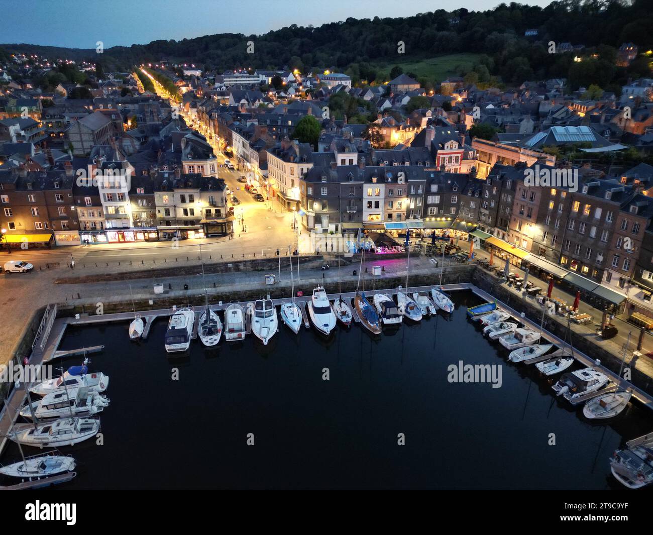 Aereo serale con drone nel porto vecchio di Honfleur France Foto Stock