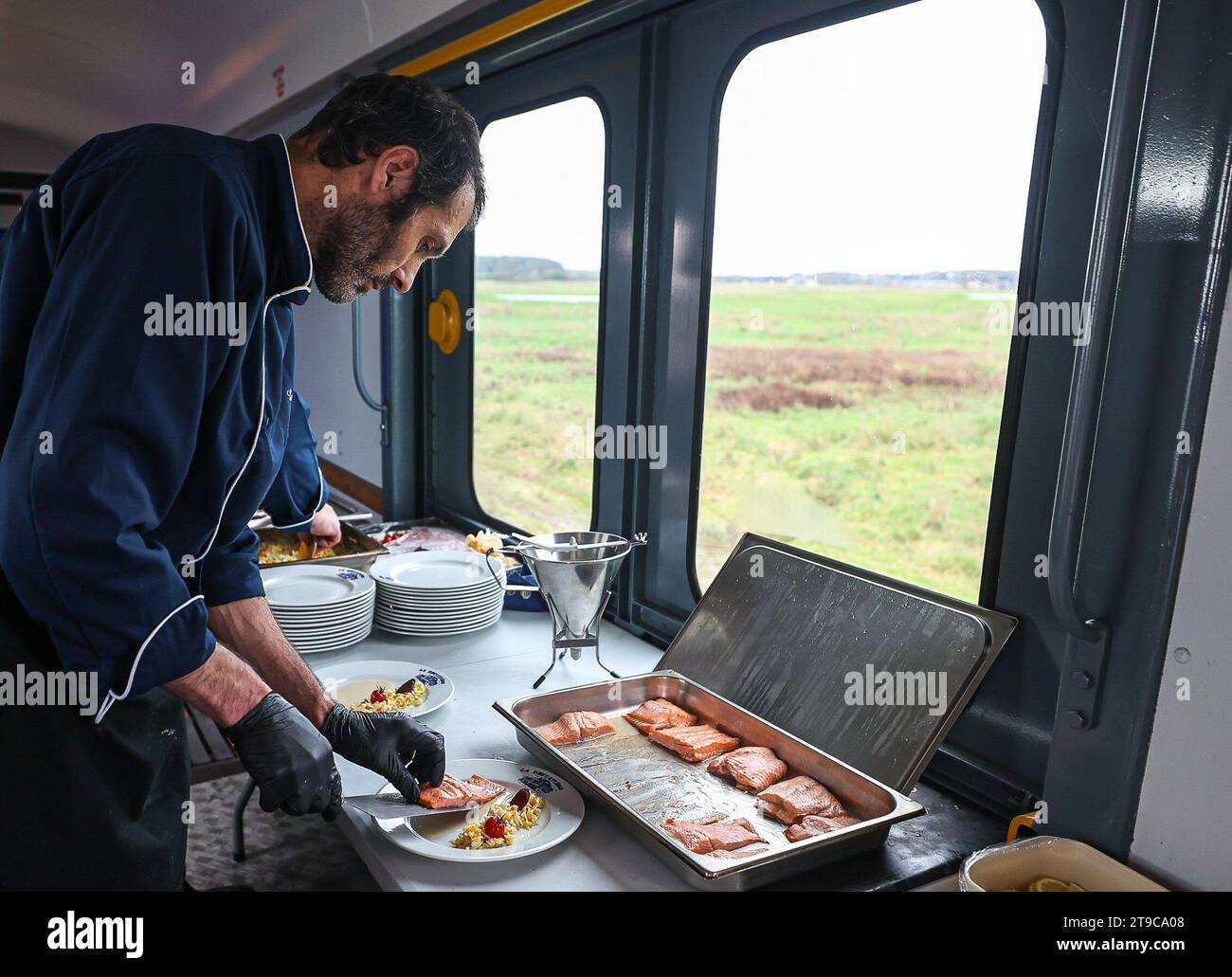 Saint Valery Sur somme, Francia. 24 novembre 2023. © PHOTOPQR/LE COURRIER PICARD/CRUZ ; Saint-Valery-sur-somme ; 24/11/2023 ; Saint-Valery-sur-somme - Nouveau wagon Restaurant Plus confort dans le train de la Baie de somme . Preparazione del piano principale. Foto Manon Cruz - Scopri la baia della somme in treno 24 novembre 2023 credito: MAXPPP/Alamy Live News Foto Stock