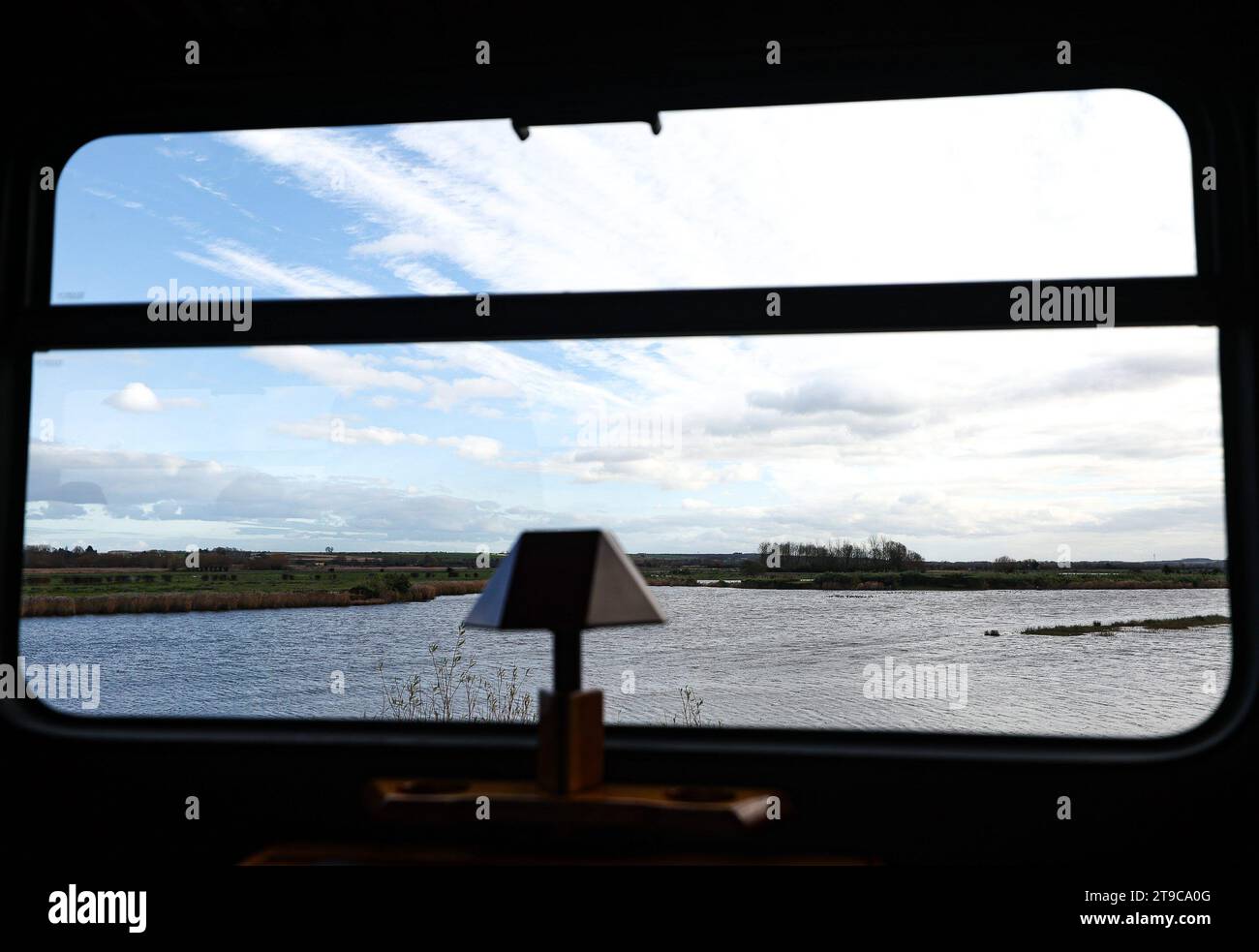 Saint Valery Sur somme, Francia. 24 novembre 2023. © PHOTOPQR/LE COURRIER PICARD/CRUZ ; Saint-Valery-sur-somme ; 24/11/2023 ; Saint-Valery-sur-somme - Nouveau wagon Restaurant Plus confort dans le train de la Baie de somme . Vue du wagon. Foto Manon Cruz - Scopri la baia della somme in treno 24 novembre 2023 credito: MAXPPP/Alamy Live News Foto Stock