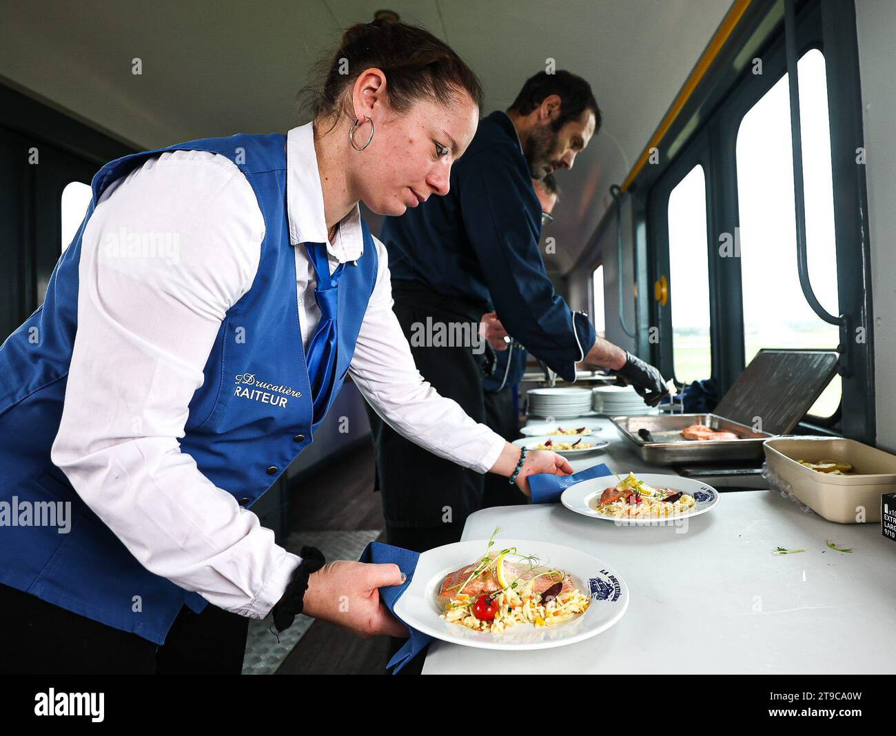 Saint Valery Sur somme, Francia. 24 novembre 2023. © PHOTOPQR/LE COURRIER PICARD/CRUZ ; Saint-Valery-sur-somme ; 24/11/2023 ; Saint-Valery-sur-somme - Nouveau wagon Restaurant Plus confort dans le train de la Baie de somme . Preparazione del piano principale. Foto Manon Cruz - Scopri la baia della somme in treno 24 novembre 2023 credito: MAXPPP/Alamy Live News Foto Stock