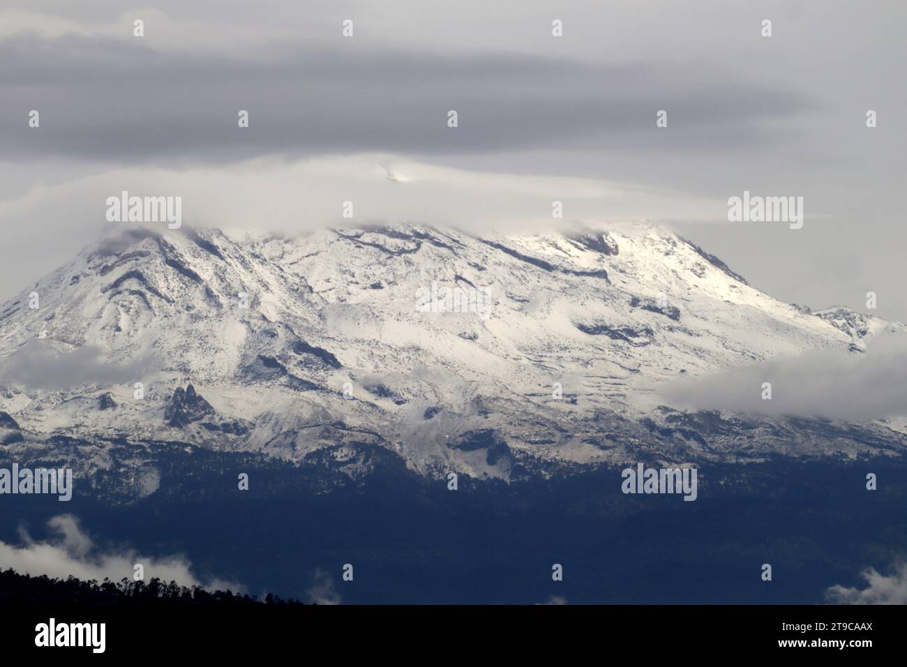 23 novembre 2023, Stato del Messico, Messico: Vista panoramica del vulcano Iztaccihuatl dal comune di Nezahualcoyotl nello Stato del Messico. Foto Stock