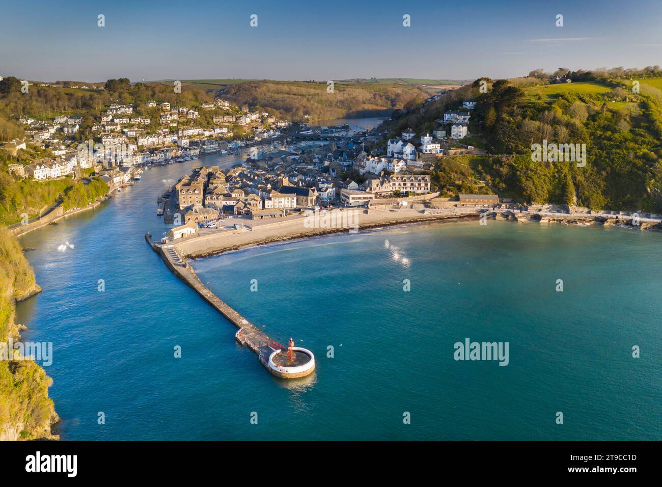Vista aerea della splendida cittadina di pescatori della Cornovaglia di Looe in una soleggiata mattinata primaverile, Looe, Cornovaglia, Inghilterra. Primavera (aprile) 2021. Foto Stock