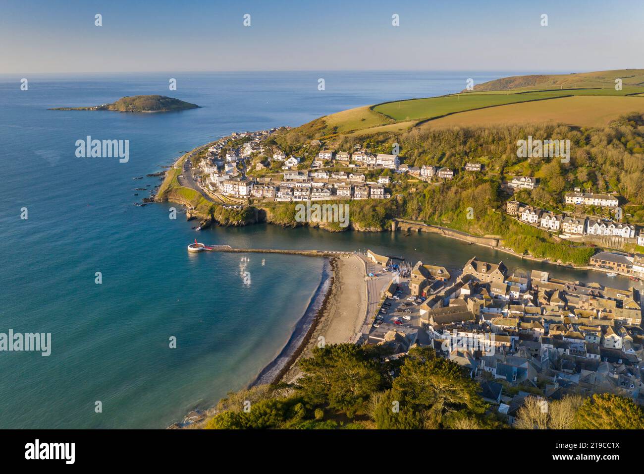 Vista aerea della splendida cittadina di pescatori della Cornovaglia di Looe in una soleggiata mattinata primaverile, Looe, Cornovaglia, Inghilterra. Primavera (aprile) 2021. Foto Stock