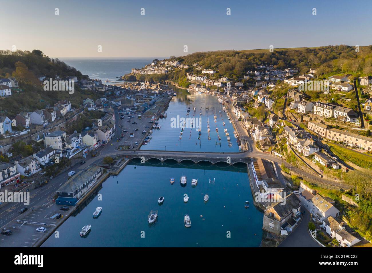 Vista aerea della splendida cittadina di pescatori della Cornovaglia di Looe in una soleggiata mattinata primaverile, Looe, Cornovaglia, Inghilterra. Primavera (aprile) 2021. Foto Stock