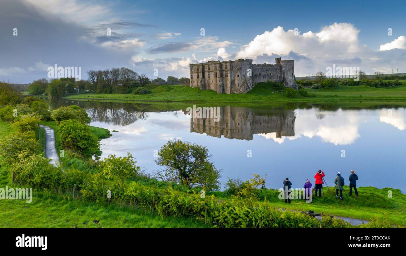 Fotografi che catturano il castello di Carew in una splendida mattinata, Carew, Pembrokeshire Coast National Park, Galles. Primavera (maggio) 2021. Foto Stock