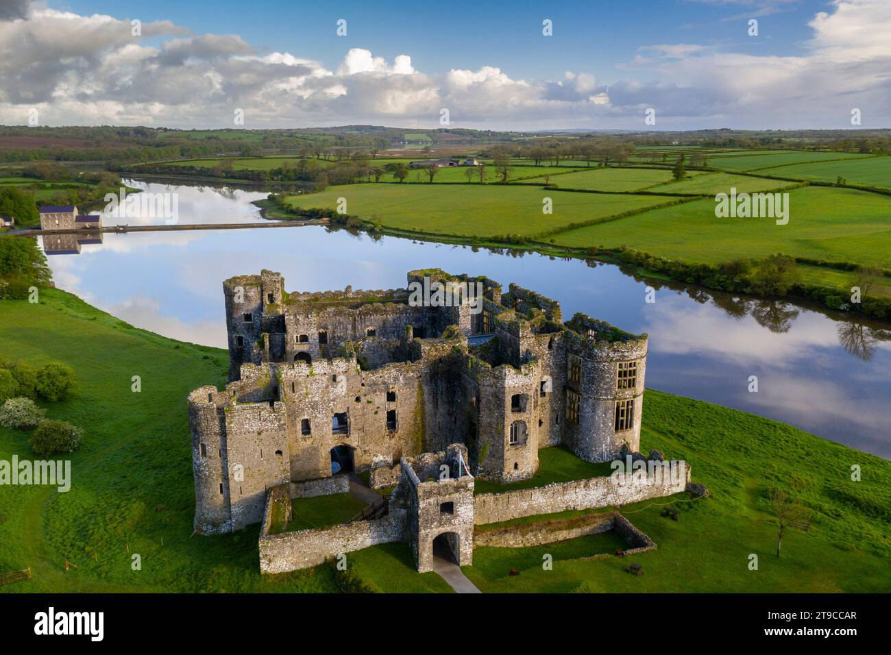 vista aerea del Carew Castle nel Pembrokeshire Coast National Park, Galles, Regno Unito. Primavera (maggio) 2021. Foto Stock