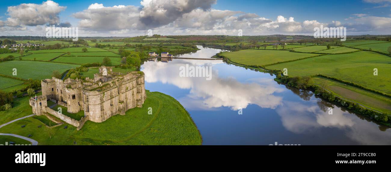 vista aerea del Carew Castle nel Pembrokeshire Coast National Park, Galles, Regno Unito. Primavera (maggio) 2021. Foto Stock
