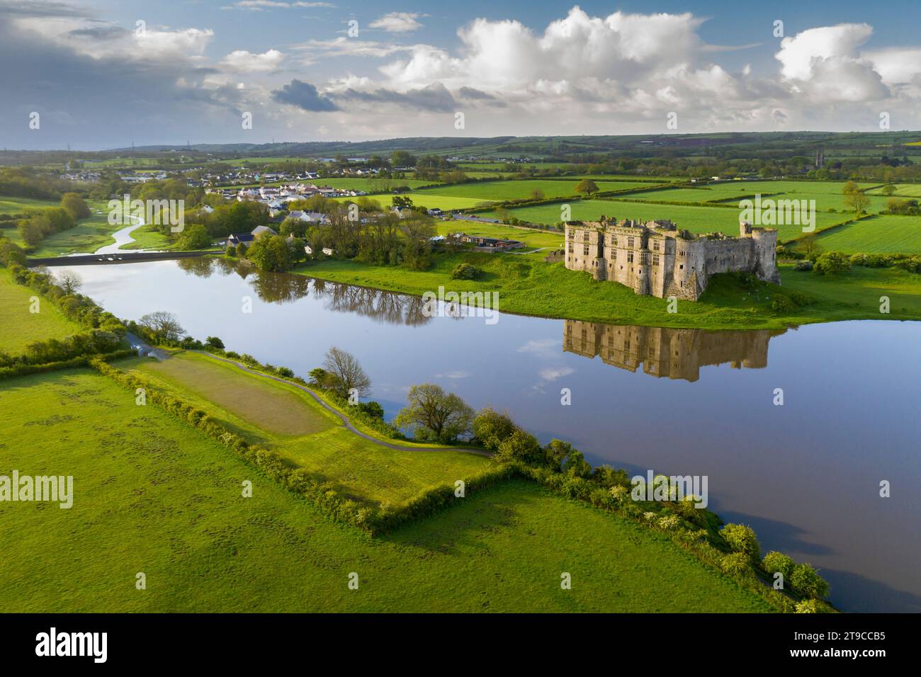 vista aerea del Carew Castle nel Pembrokeshire Coast National Park, Galles, Regno Unito. Primavera (maggio) 2021. Foto Stock