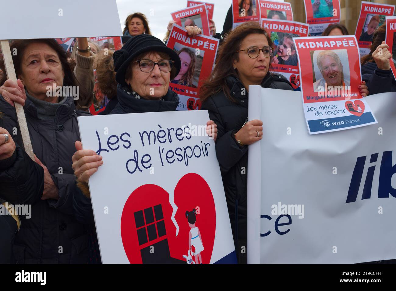 Rassemblement à l'appel de WIZO France pour la libération de tous les otages détenus par le Hamas. Anne Sinclair Benjamin Haddad, Noa étaient présents Foto Stock