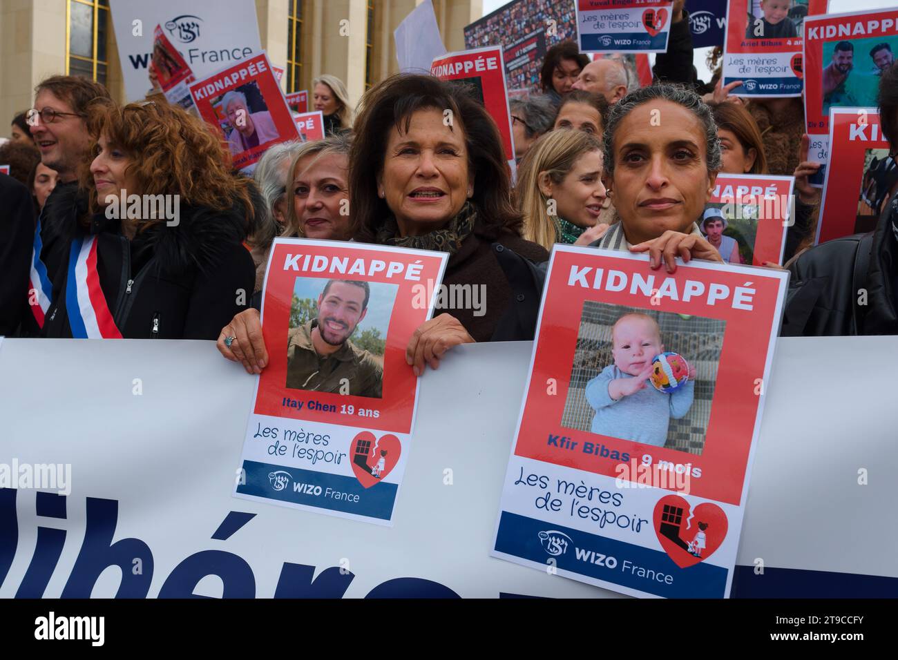 Rassemblement à l'appel de WIZO France pour la libération de tous les otages détenus par le Hamas. Anne Sinclair Benjamin Haddad, Noa étaient présents Foto Stock