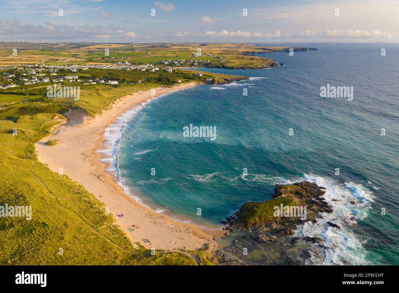 Vista aerea della baia di Constantine nella Cornovaglia settentrionale in una soleggiata sera d'estate, Cornovaglia, Inghilterra. Estate (agosto) 2021. Foto Stock