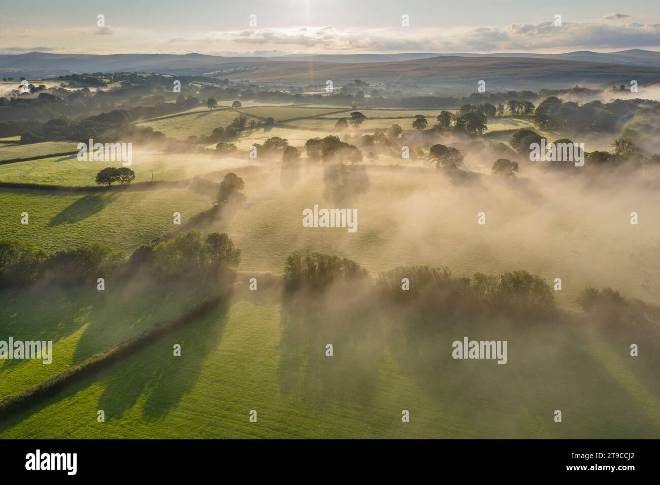 Vista aerea della campagna nebbiosa all'alba, Dartmoor National Park, Devon, Inghilterra. Estate (agosto) 2021. Foto Stock