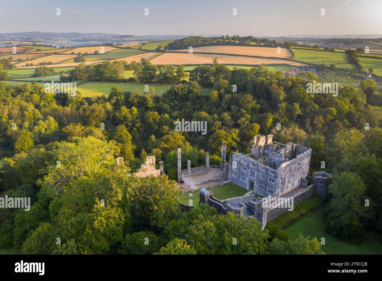 Vista aerea del Berry Pomeroy Castle all'alba, Devon, Inghilterra. Estate (agosto) 2021. Foto Stock