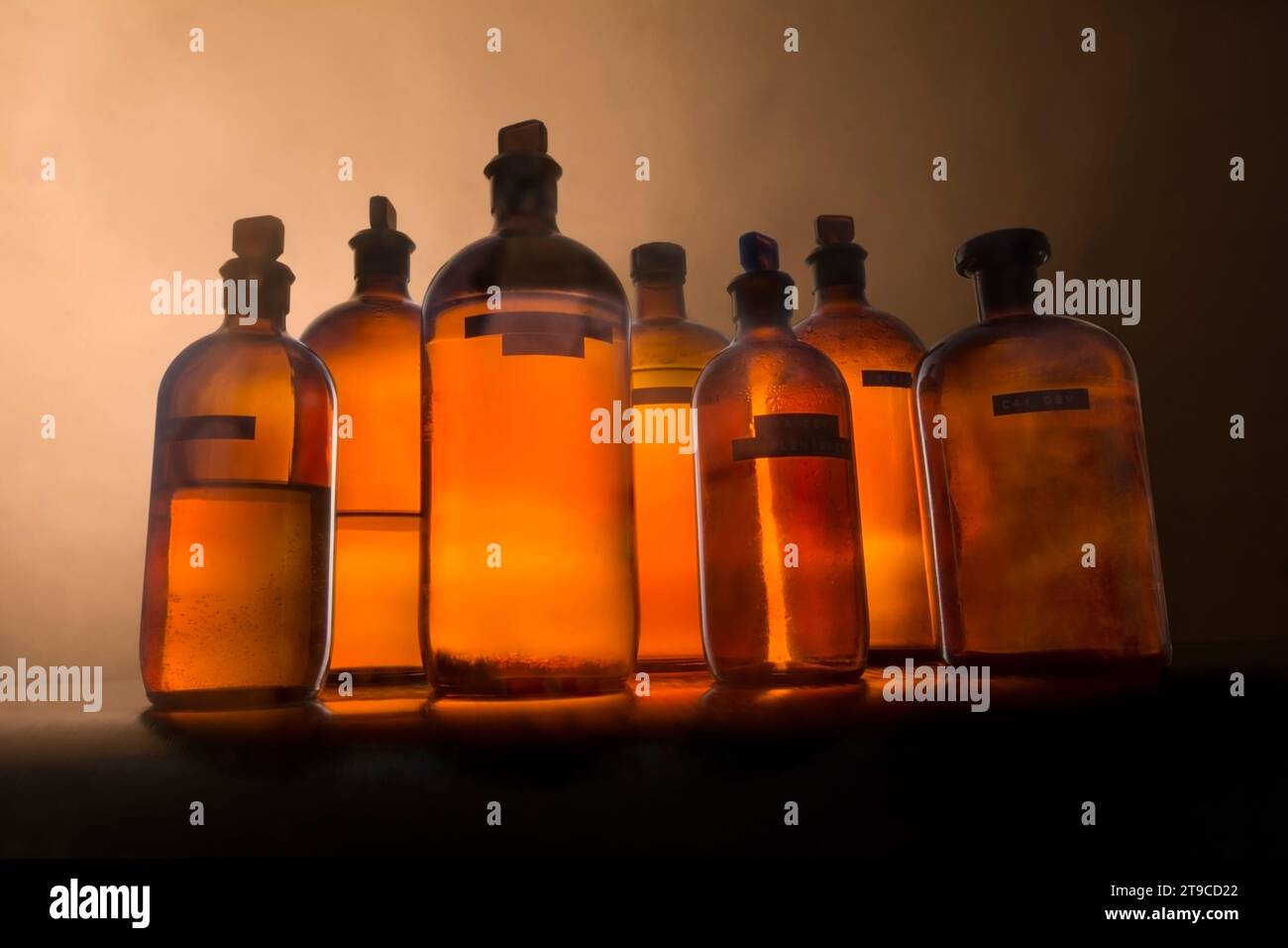 Vita morta dei flaconi in vetro ambrato per prodotti chimici fotografici liquidi Foto Stock