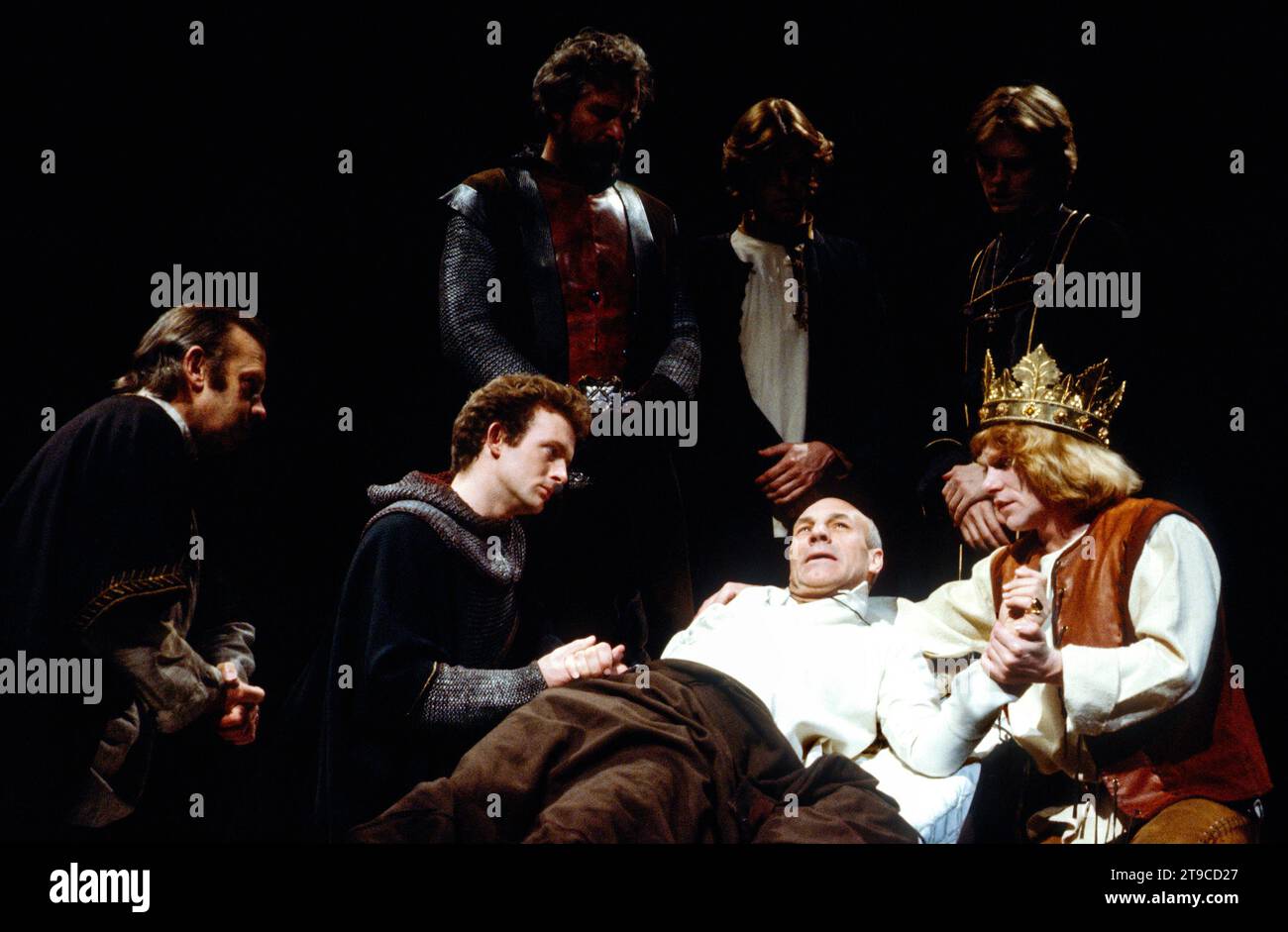 The King Lies Dying, right: Patrick Stewart (King Henry IV / Henry Bolingbroke), Gerard Murphy (Henry, Prince of Wales / Hal) in ENRICO IV parte 2 di Shakespeare alla Royal Shakespeare Company (RSC), Barbican Theatre, Londra EC2 07/05/1982 musica: Guy Woolfenden design: John Napier illuminazione: David Hersey Fights: Malcolm Ranson regista: Trevor Nunn Foto Stock