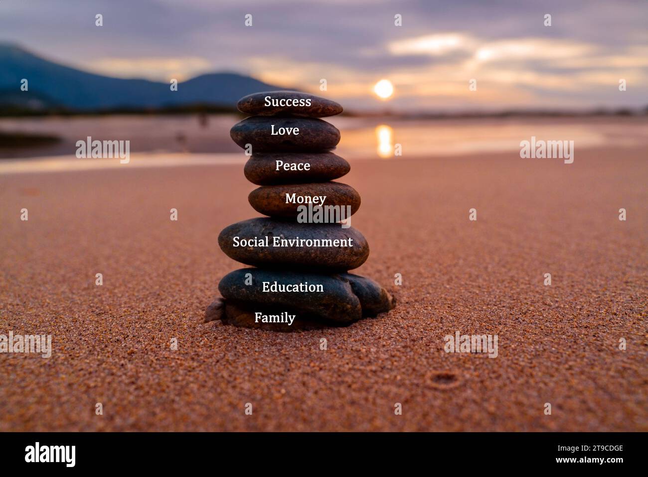 Grande concetto di amore con una torre fatta di pietre per esprimere la pace nella vita Foto Stock