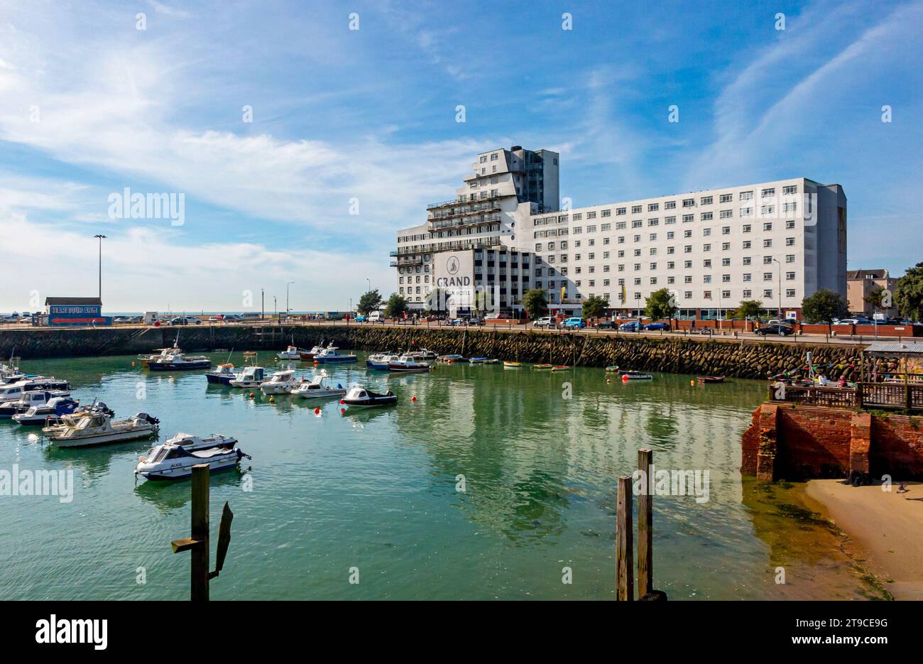 Vista del Grand Burstin Hotel vicino al porto di Folkestone Kent, Regno Unito, una città portuale sulla Manica nel sud-est dell'Inghilterra con cielo blu sopra. Foto Stock