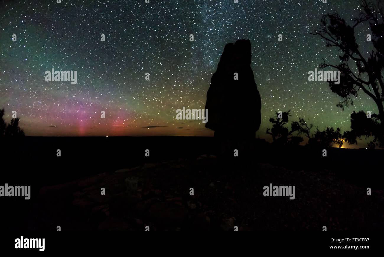 Una foto a lunga esposizione della via Lattea con il bagliore viola dell'aurora boreale vista da Shoshone Point presso il versante sud del Grand Canyon. A causa dell'alto Foto Stock
