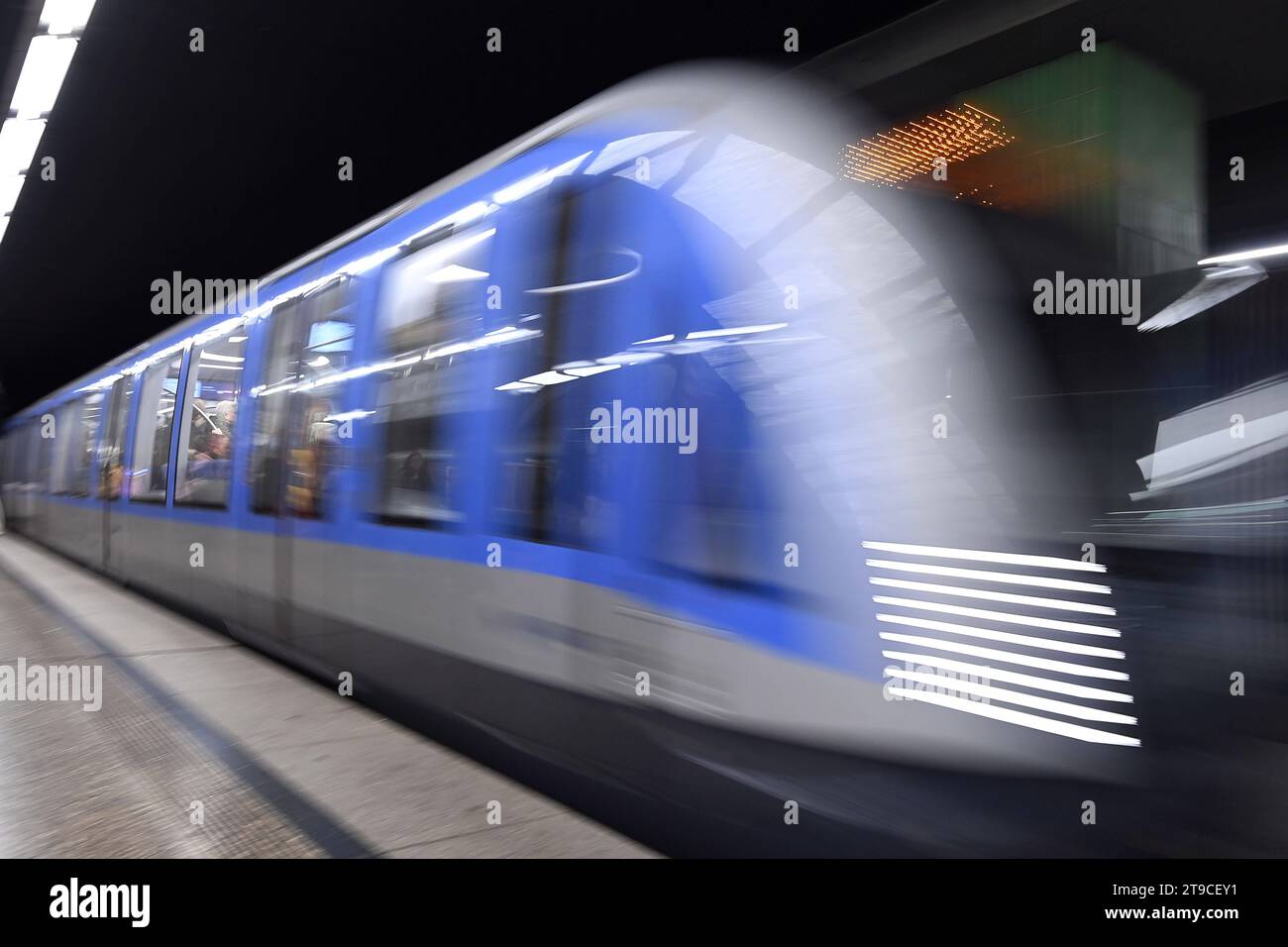 Einfahrende U-Bahn an der Haltestelle Innsbrucker Ring a Monaco. Bahn, Zug.Pendler, Oeffentlicher Personennahverkehr OEPNV.Fahrgaeste am U-Bahnhof Max Weber Platz, biglietto 49 Euro, Deutschland, D-Ticket. Leerer Bahnsteig, leerer Zug, keine Fahrgaeste. *** Arrivo della metropolitana alla fermata Innsbrucker Ring nella Bahn di Monaco, pendolari, mezzi pubblici passeggeri OEPNV alla stazione della metropolitana Max Weber Platz, biglietto 49 Euro, biglietto Germania, D Ticket piattaforma vuota, treno vuoto, nessun passeggero credito: Imago/Alamy Live News Foto Stock