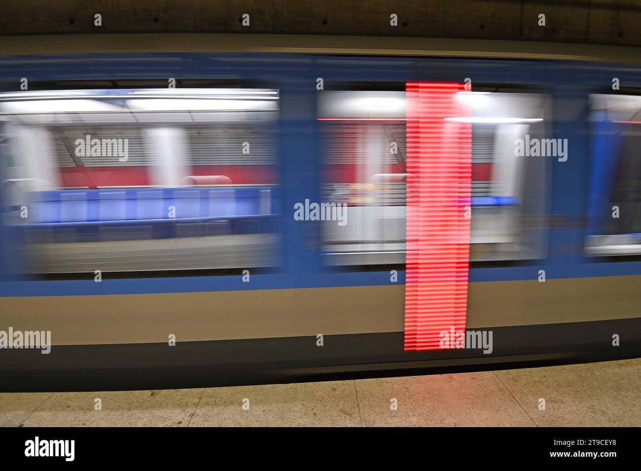 Abfahrende U-Bahn an der Haltestelle Messestadt Ost a Monaco. Bahn, Zug.Pendler, Oeffentlicher Personennahverkehr OEPNV.Fahrgaeste am U-Bahnhof Max Weber Platz, biglietto 49 Euro, Deutschland, D-Ticket. Leerer Bahnsteig, Leerer Zug, keine Fahrgaeste. *** Partenza della metropolitana alla fermata Messestadt Ost a Monaco, treno pendolare, trasporto pubblico passeggeri OEPNV alla stazione della metropolitana Max Weber Platz, biglietto 49 Euro, biglietto Germania, D Ticket piattaforma vuota, treno vuoto, nessun passeggero credito: Imago/Alamy Live News Foto Stock