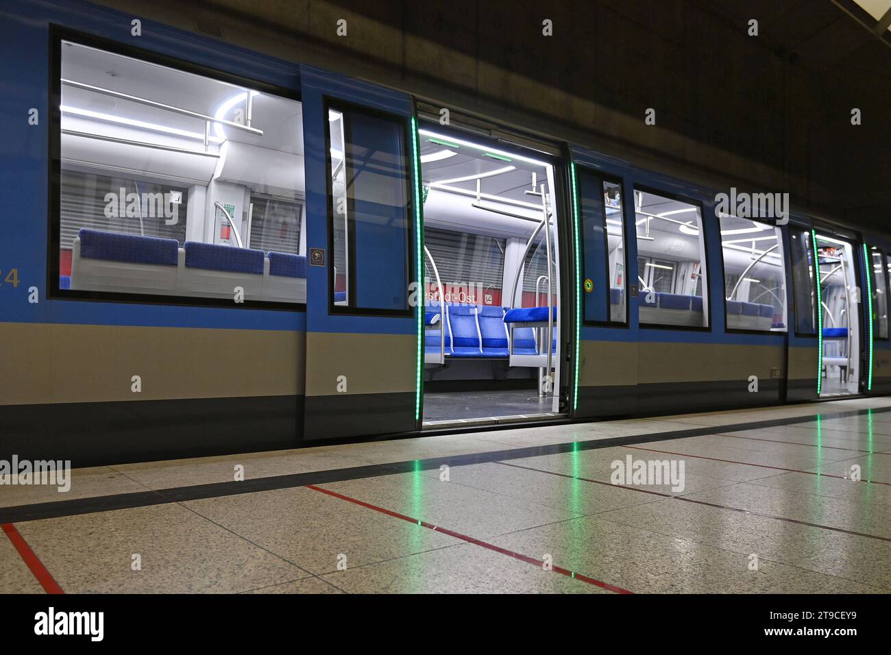 U-Bahn Zug an der Haltestelle Messestadt Ost a Monaco. Bahn, Zug.Pendler, Oeffentlicher Personennahverkehr OEPNV.Fahrgaeste am U-Bahnhof Max Weber Platz, biglietto 49 Euro, Deutschland, D-Ticket. Leerer Bahnsteig, Leerer Zug, keine Fahrgaeste. *** Treno U Bahn alla fermata Messestadt Ost a Monaco di Baviera Bahn, pendolari, mezzi pubblici passeggeri OEPNV alla stazione U Max Weber Platz, biglietto da 49 euro, biglietto Germania, biglietto D piattaforma vuota, treno vuoto, nessun passeggero credito: Imago/Alamy Live News Foto Stock