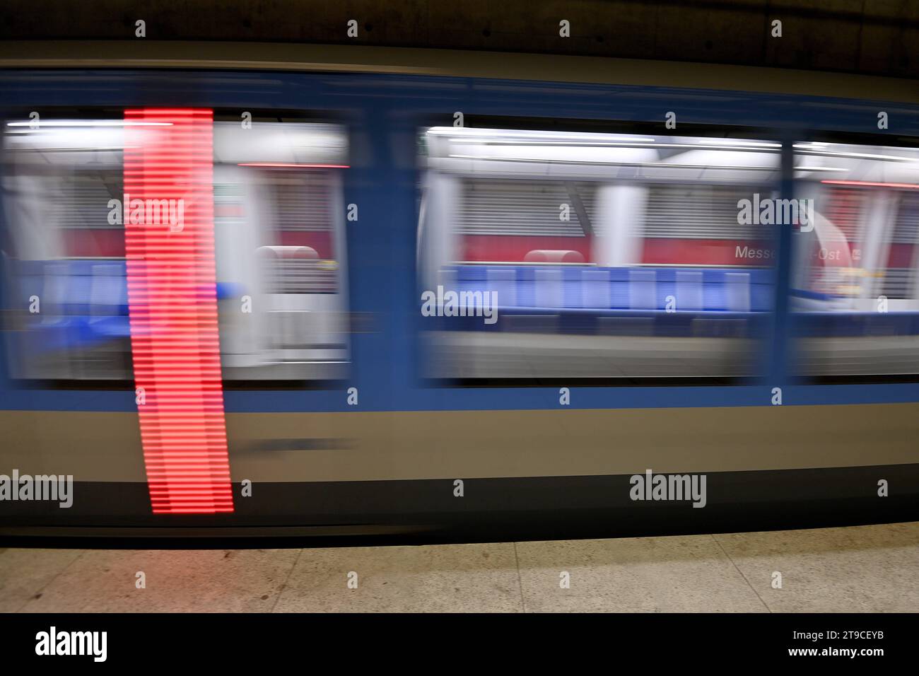 Abfahrende U-Bahn an der Haltestelle Messestadt Ost a Monaco. Bahn, Zug.Pendler, Oeffentlicher Personennahverkehr OEPNV.Fahrgaeste am U-Bahnhof Max Weber Platz, biglietto 49 Euro, Deutschland, D-Ticket. Leerer Bahnsteig, Leerer Zug, keine Fahrgaeste. *** Partenza della metropolitana alla fermata Messestadt Ost a Monaco, treno pendolare, trasporto pubblico passeggeri OEPNV alla stazione della metropolitana Max Weber Platz, biglietto 49 Euro, biglietto Germania, D Ticket piattaforma vuota, treno vuoto, nessun passeggero credito: Imago/Alamy Live News Foto Stock