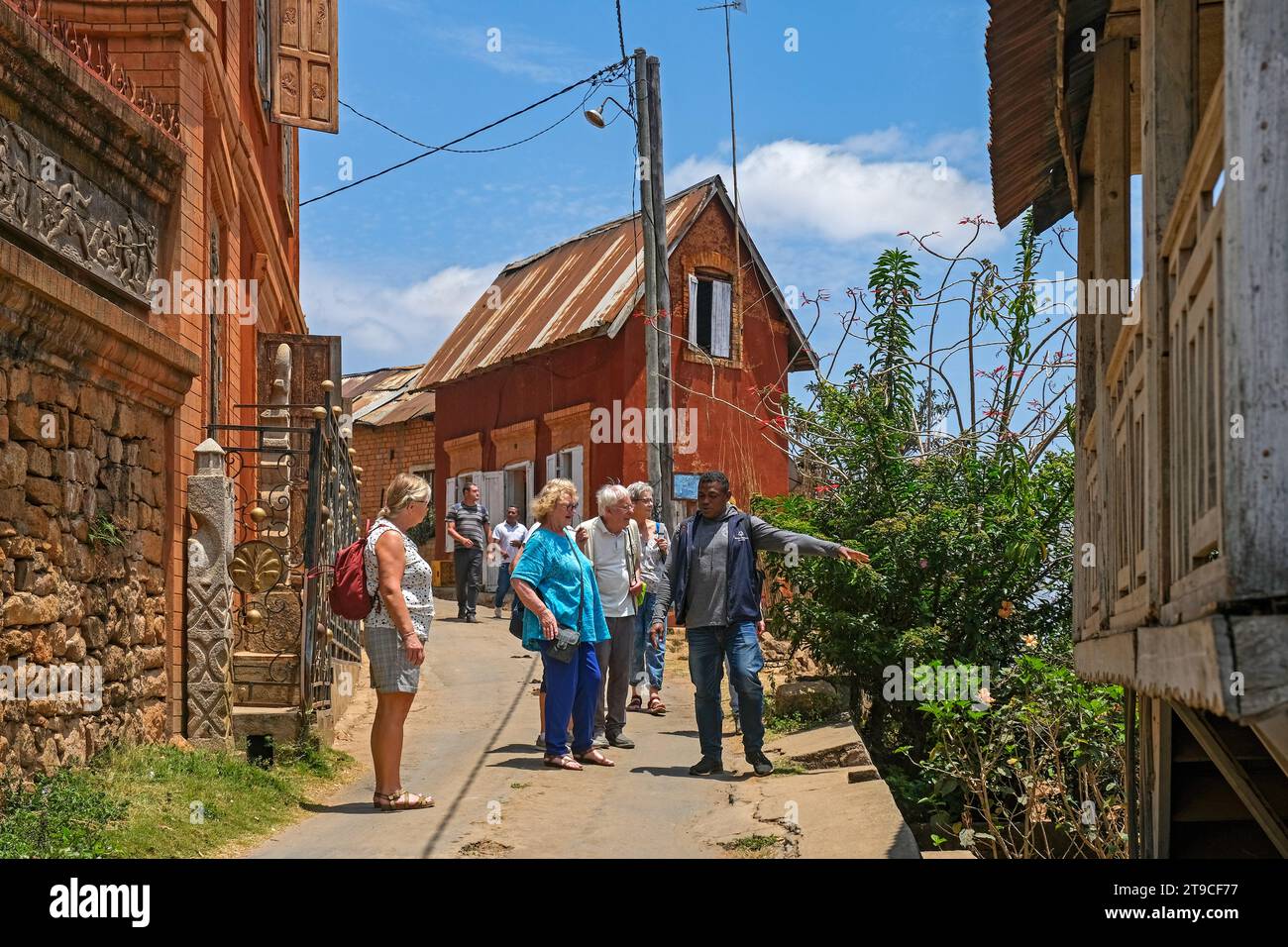 Guida malgascia con turisti europei che visitano Ambohimanga, insediamento reale fortificato / rova vicino Antananarivo, Madagascar, Africa Foto Stock