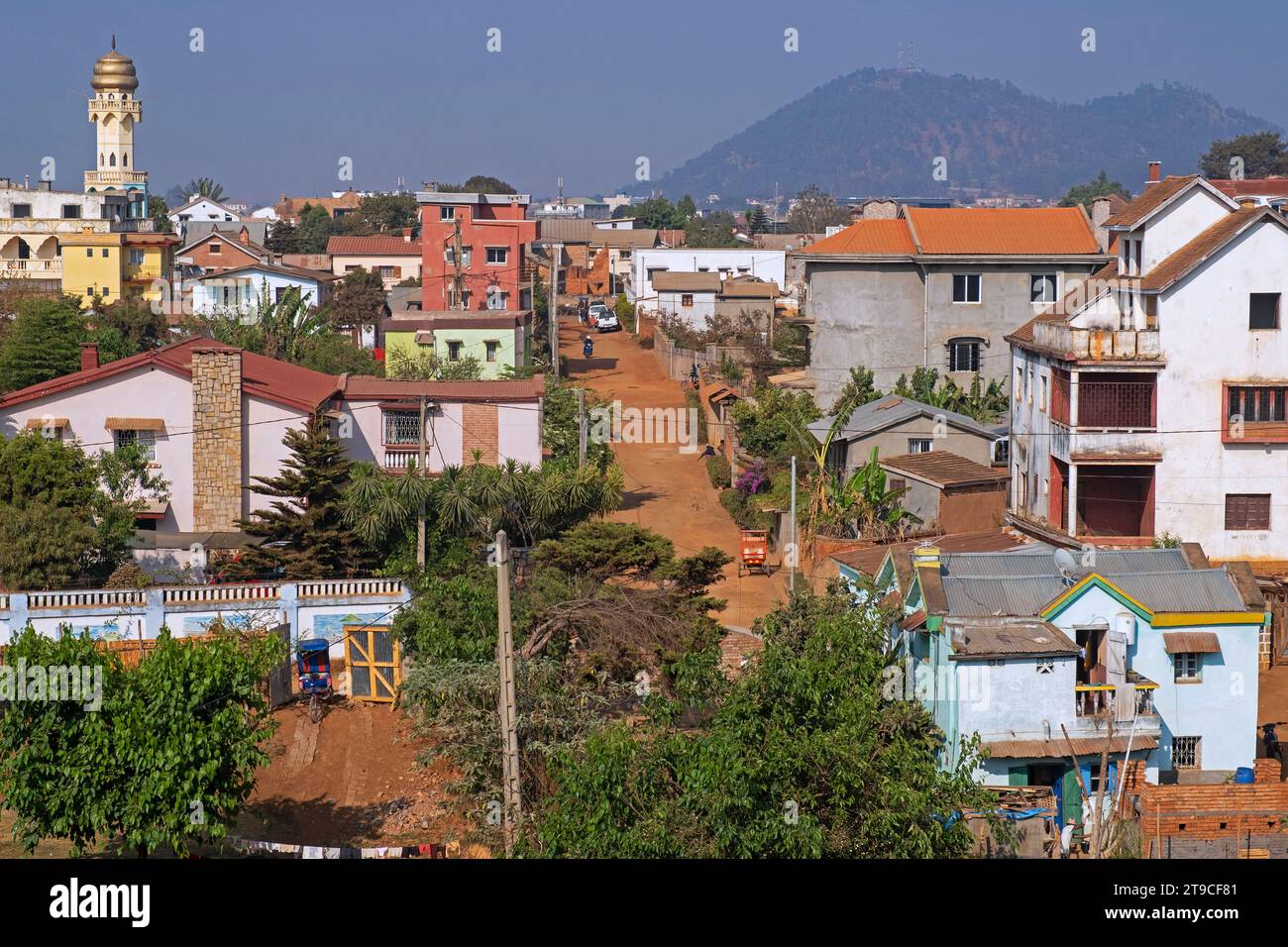 Ammira la città di Antsirabe, le sue case, la strada sterrata e la moschea musulmana, la regione di Vakinankaratra, gli altopiani centrali, il Madagascar e l'Africa Foto Stock