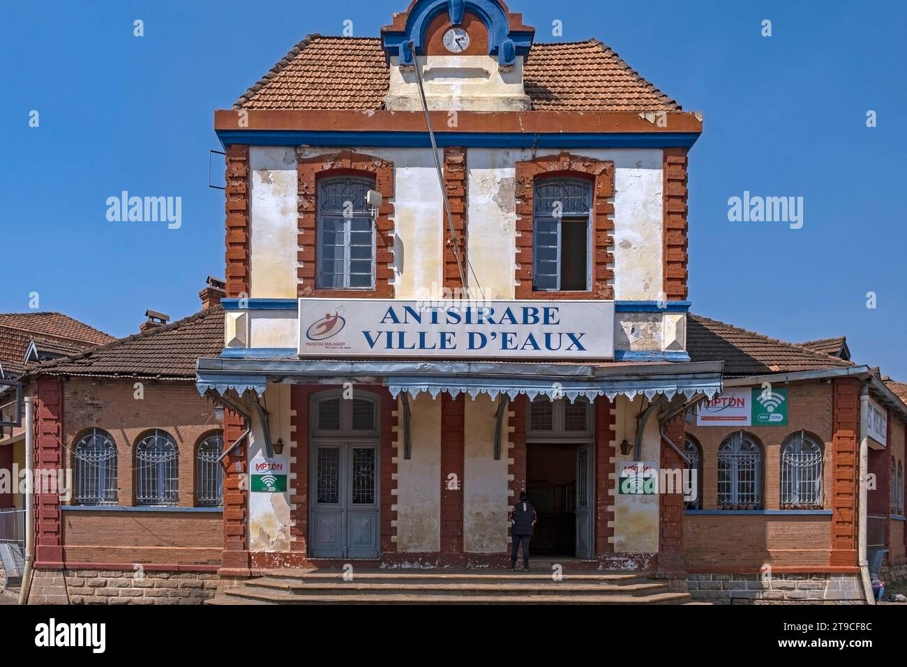 Vecchio ufficio postale coloniale francese nella città di Antsirabe, regione di Vakinankaratra, Highlands centrali, Madagascar, Africa Foto Stock