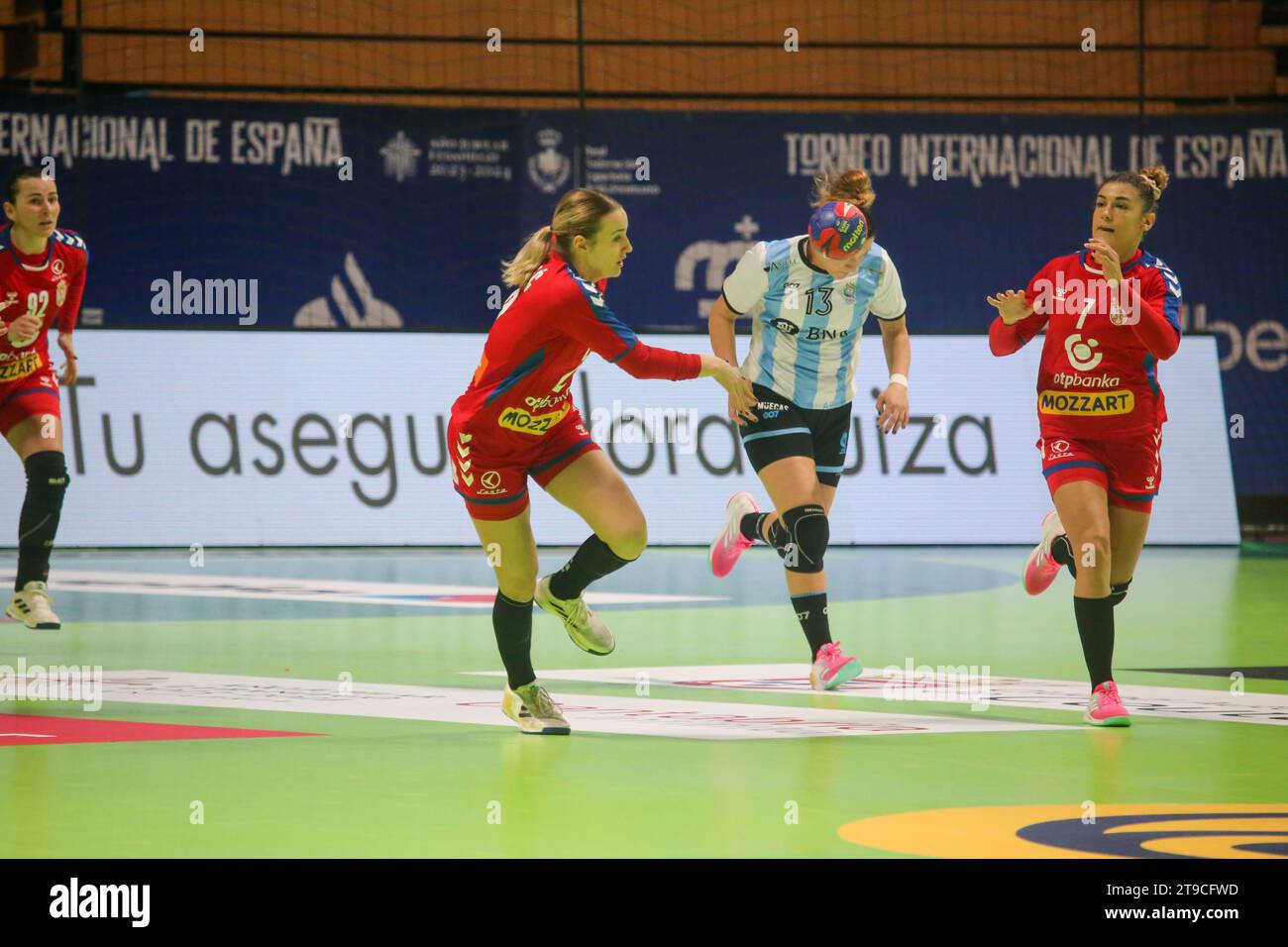 Santander, Spagna, 24 novembre 2023: Giocatore serbo, Aleksandra Vukajloviä (7, R) riceve il pallone da una compagna di squadra durante il primo giorno del Torneo Internazionale femminile di Spagna 2023 tra Argentina e Serbia, il 24 novembre 2023, nel Santander Sports Palace, a Santander, in Spagna. Credito: Alberto Brevers / Alamy Live News. Foto Stock