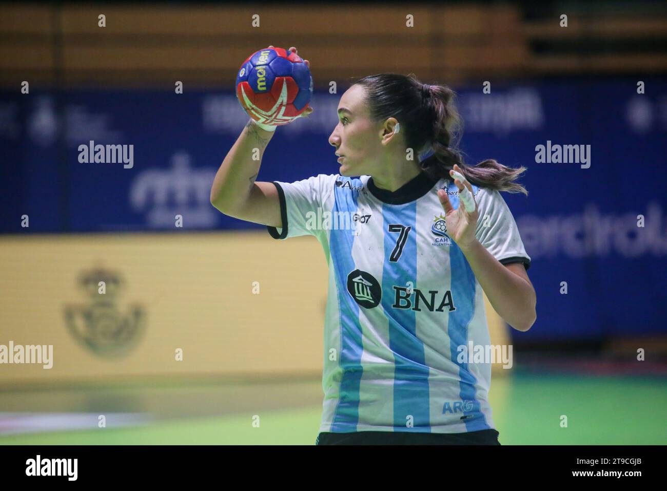 Santander, Spagna, 24 novembre 2023: La calciatrice argentina Rocio Campigli (7) con la palla durante la 1a giornata del Torneo Internazionale femminile di Spagna 2023 tra Argentina e Serbia, il 24 novembre 2023, al Palacio de Deportes de Santander, a Santander, in Spagna. Credito: Alberto Brevers / Alamy Live News. Foto Stock