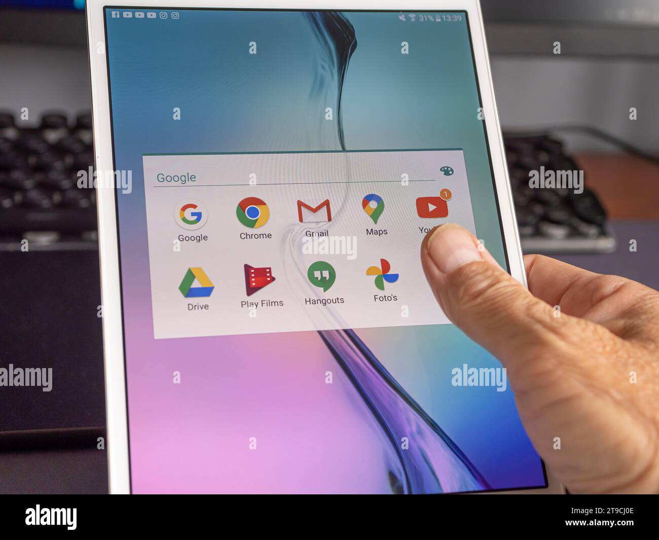 Nijkerk, Gelderland, Paesi Bassi, 9 settembre 2023: Primo piano della mano che tiene un tablet con Google Play Store sullo schermo. Foto Stock