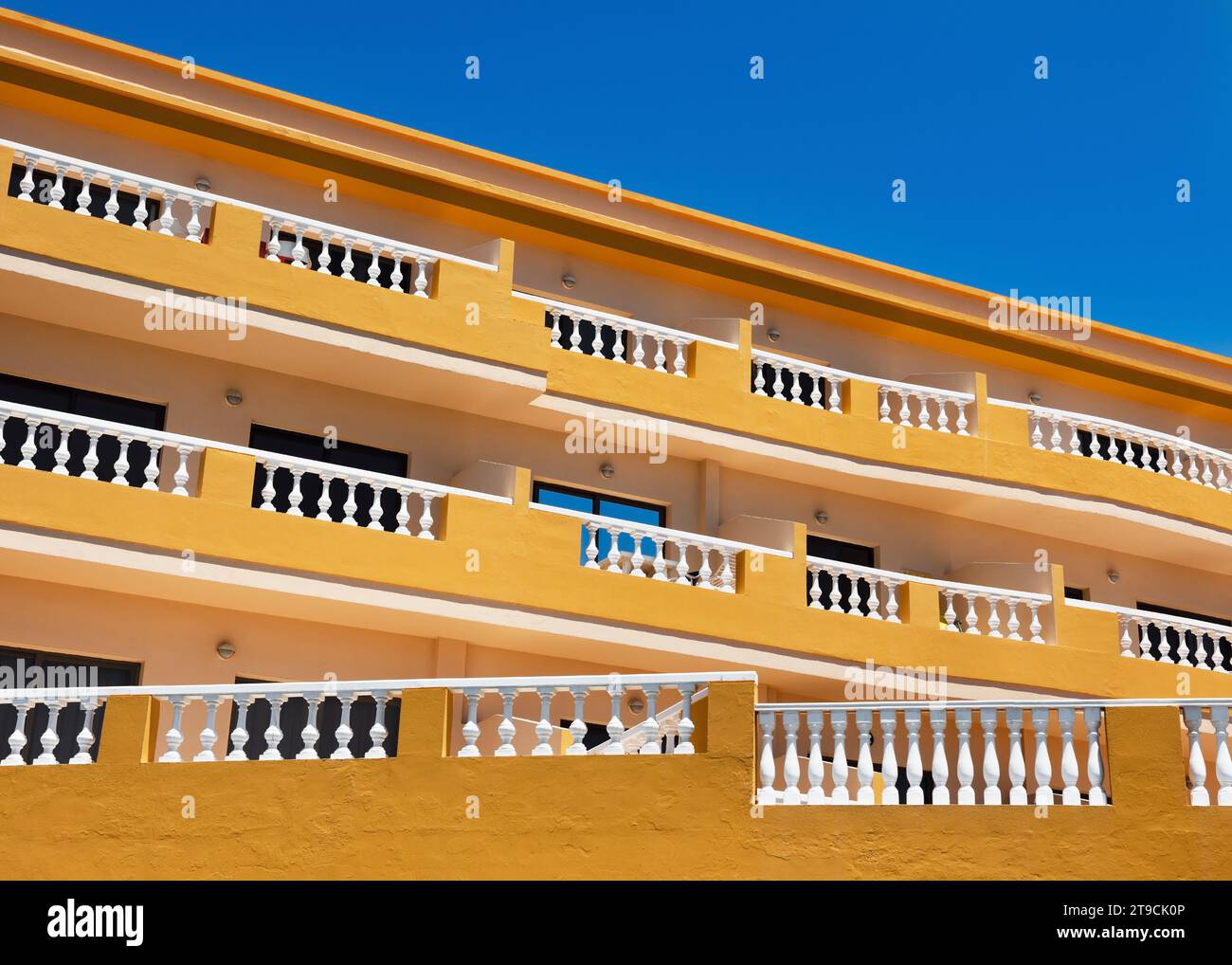 Tradizionale casa alberghiera con balcone in legno bianco e lana gialla. El Pinar dell'isola di El Hierro. Isole Canarie. Spagna. Foto Stock