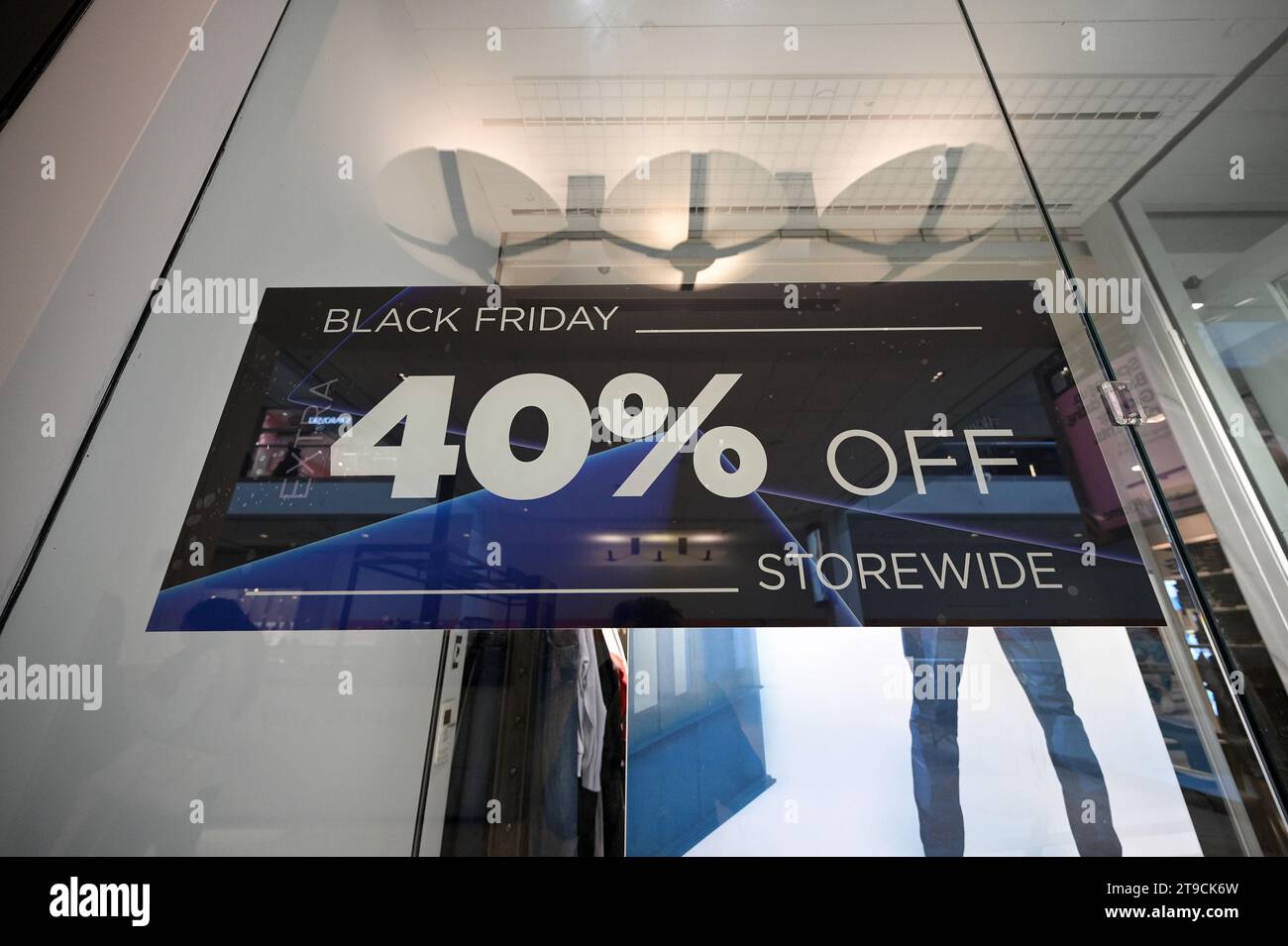 New York, USA. 24 novembre 2023. Cartellonistica del Black Friday visibile sulla vetrina di un rivenditore di abbigliamento all'interno del Queens Center, New York, New York, 24 novembre 2023. Nonostante i tradizionali sconti profondi e i prezzi bassi offerti il Black Friday, il primo giorno di shopping natalizio che inizia dopo il Ringraziamento, i rivenditori temono che l'inflazione e l'aumento del debito delle carte di credito rovineranno i ricavi delle festività. (Foto di Anthony Behar/Sipa USA) credito: SIPA USA/Alamy Live News Foto Stock