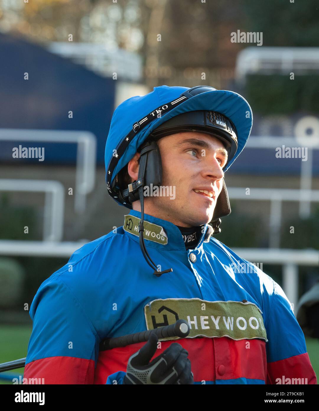 Ascot, Regno Unito. 24 novembre 2023. Horse Gin Coco (n° 3) guidato dal fantino Jonathan Burke (seta blu e rossa) vince la gara Garden for All Seasons handicap hurdle Race all'ippodromo di Ascot al November Racing Friday. La partnership del proprietario David. Allenatore Harry Fry, Corscombe. Credito: Maureen McLean/Alamy Live News Foto Stock