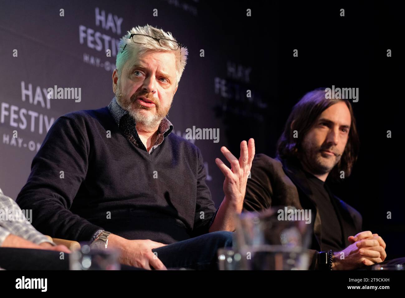 Hay Festival Winter Weekend, Hay on Wye, Powys, Wales, UK – venerdì 24 novembre 2023 – Paul Harding autore e candidato al Booker Prize per il suo romanzo This Other Eden ( sul palco con l'autore Paul Lynch a destra ) - Photo Steven May / Alamy Live News Foto Stock