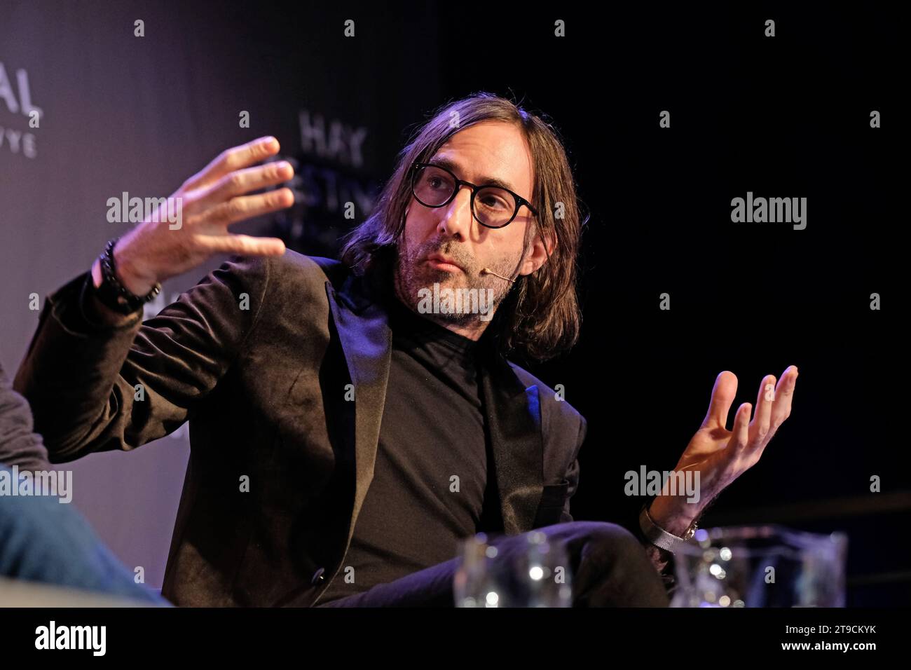 Hay Festival Winter Weekend, Hay on Wye, Powys, Galles, Regno Unito – venerdì 24 novembre 2023 – Paul Lynch autore e candidato al Booker Prize per il suo romanzo Prophet Song - The Winter Weekend dura fino a domenica 26 novembre 2023. Foto Steven May / Alamy Live News Foto Stock