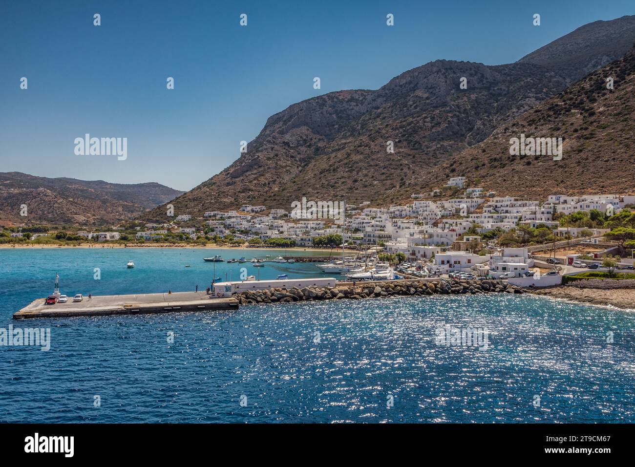 Vista del porto e del villaggio di Kamares, Sifnos Foto Stock