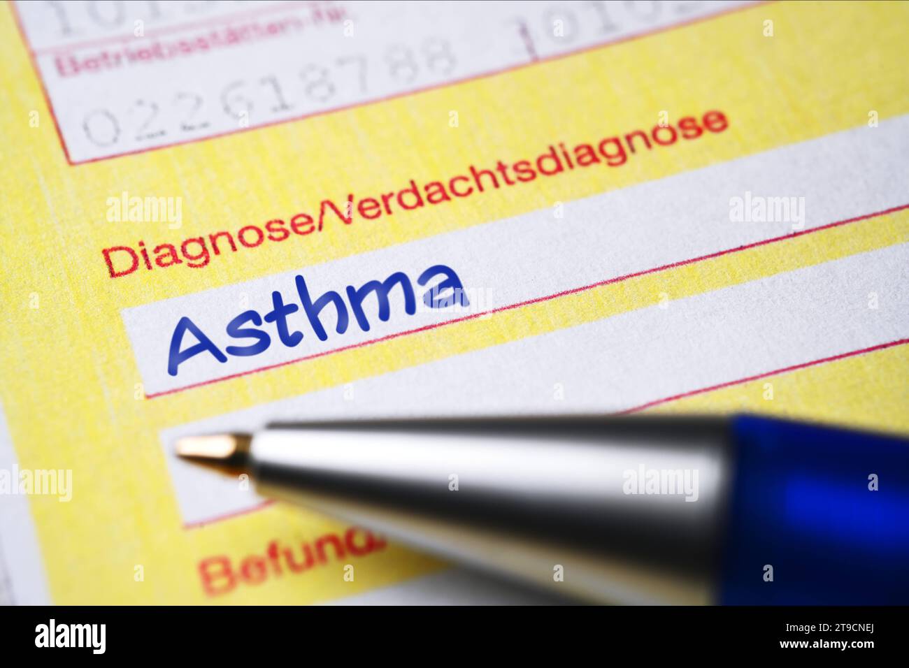 FOTOMONTAGE, Ärztlicher Überweisungsschein mit diagnosticare l'asma *** FOTOMONTAGGIO, modulo di riferimento medico con diagnosi di asma credito: Imago/Alamy Live News Foto Stock