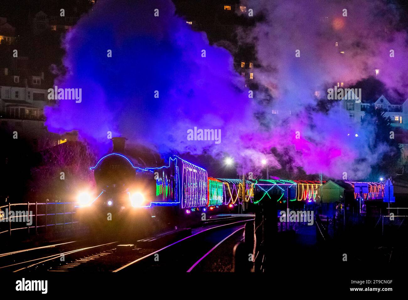 Kingswear, Devon, Regno Unito. 24 novembre 2023. Il Christmas Train of Lights sulla Dartmouth Steam Railway, che corre tra il 24 novembre e il 30 dicembre 2023, esce dalla stazione di Kingswear nel Devon sulla strada per Paignton. Le carrozze e le locomotive a vapore del servizio festivo sono illuminate all'interno e all'esterno con luci colorate. Foto: Graham Hunt/Alamy Live News Foto Stock