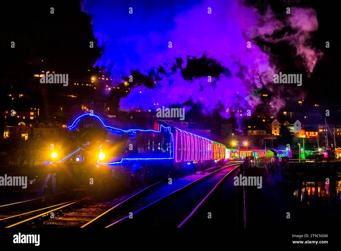 Kingswear, Devon, Regno Unito. 24 novembre 2023. Il Christmas Train of Lights sulla Dartmouth Steam Railway, che corre tra il 24 novembre e il 30 dicembre 2023, esce dalla stazione di Kingswear nel Devon sulla strada per Paignton. Le carrozze e le locomotive a vapore del servizio festivo sono illuminate all'interno e all'esterno con luci colorate. Foto: Graham Hunt/Alamy Live News Foto Stock