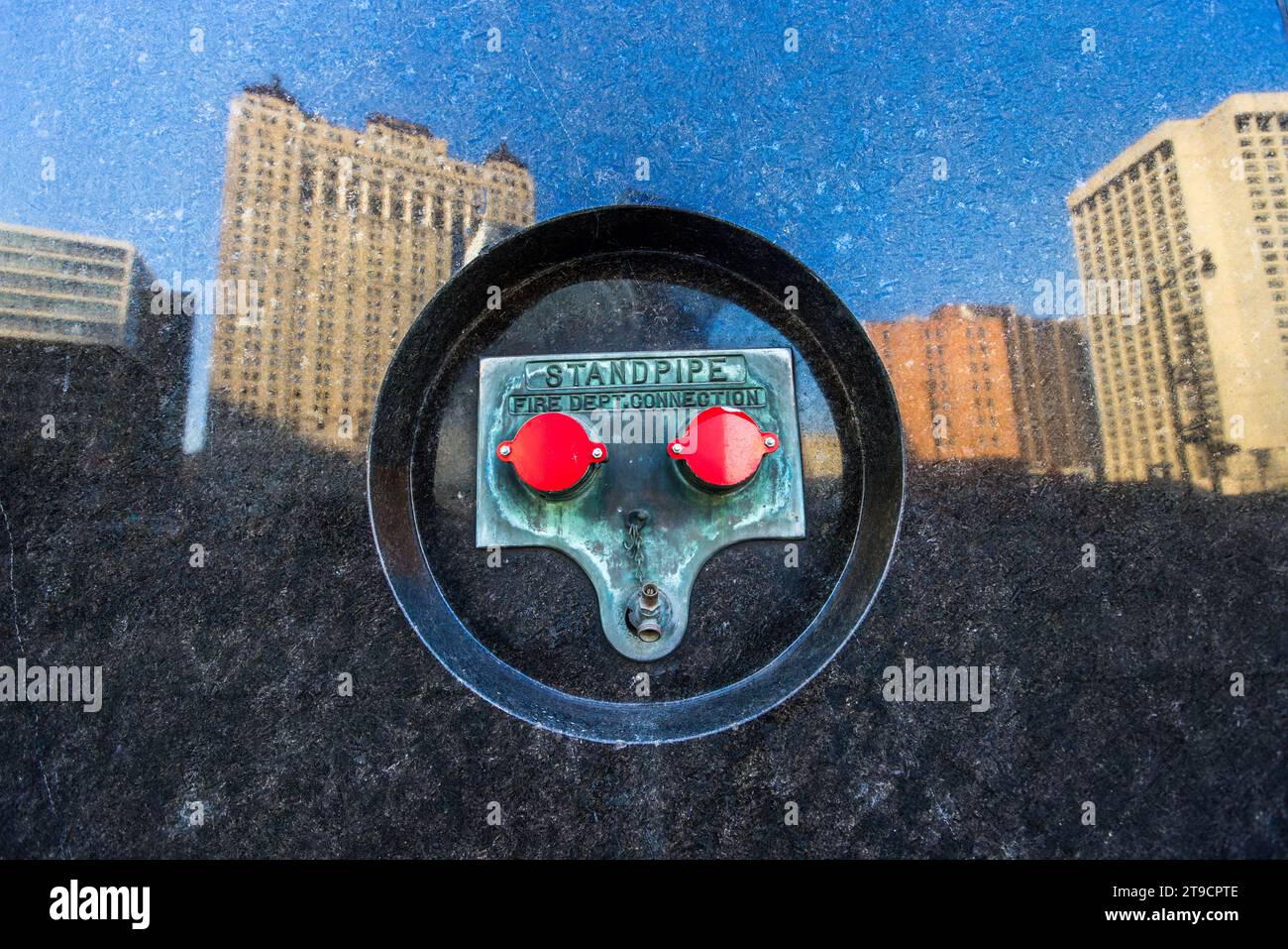 Idrante su una facciata rigida lucida che riflette il panorama dei grattacieli di Detroit. Detroit, Stati Uniti Foto Stock