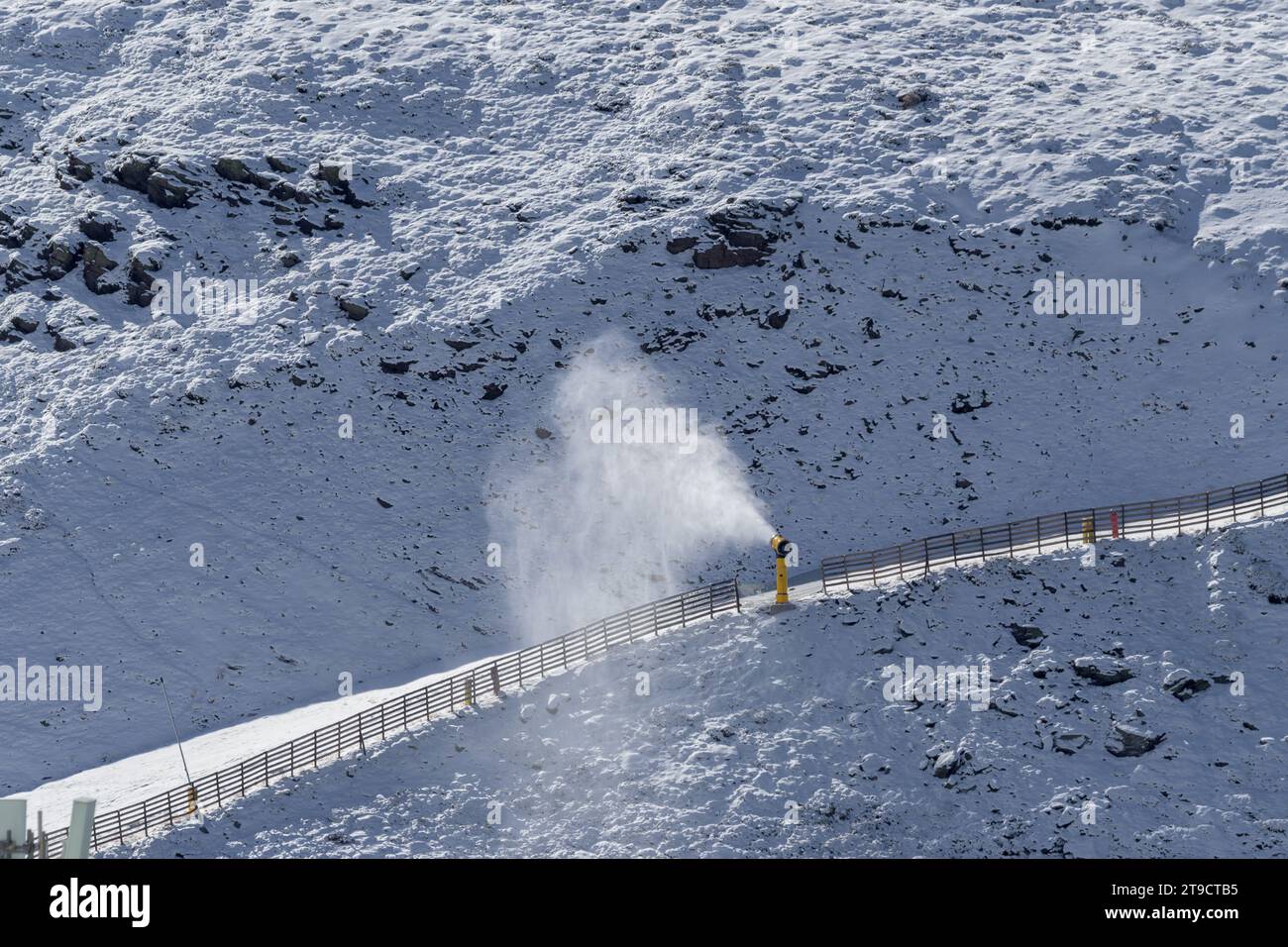 cannoni da neve, ingegneria di rigenerazione di piste da sci artificiali, Foto Stock