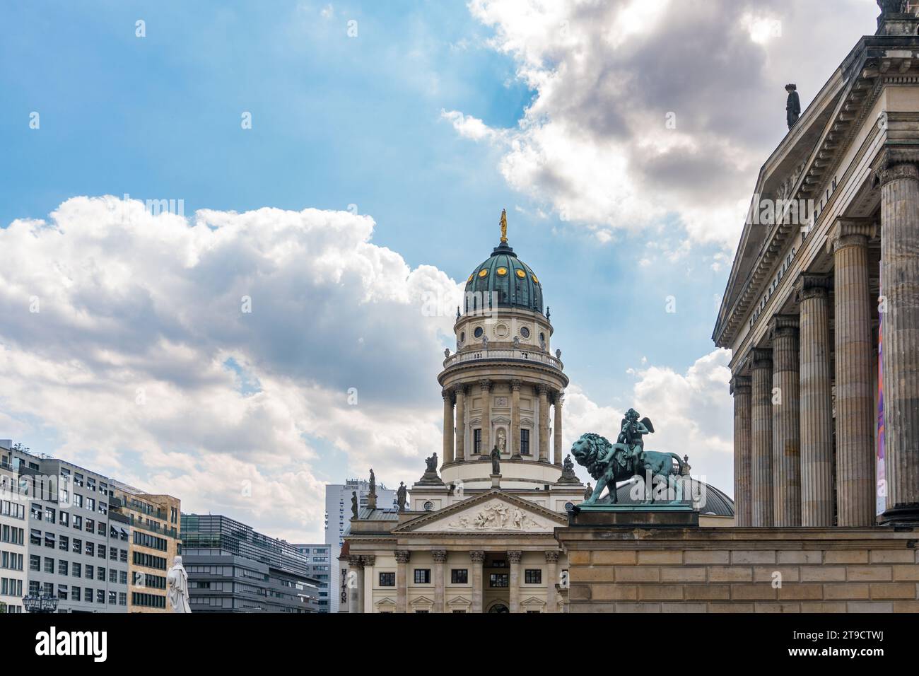 Berlino, Germania - 9 agosto 2022: Vista di una delle due chiese in piazza Gendarmenmarkt durante una giornata nuvolosa Foto Stock