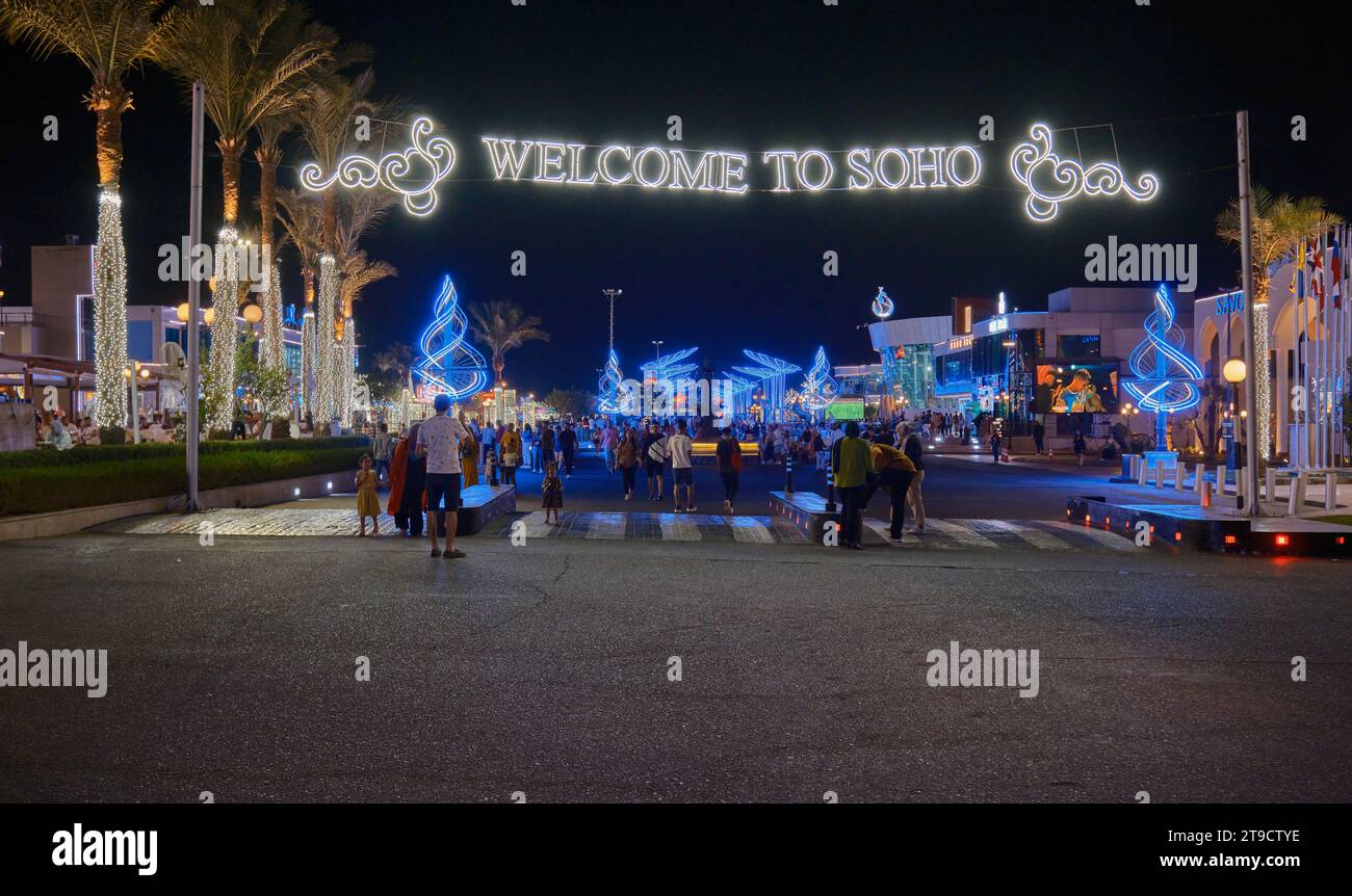 Piazza SOHO a Sharm El Sheikh, Egitto, è una piazza vivace con fontane, ristoranti lounge, una pista di pattinaggio su ghiaccio, vita notturna e altri intrattenimenti. Foto Stock