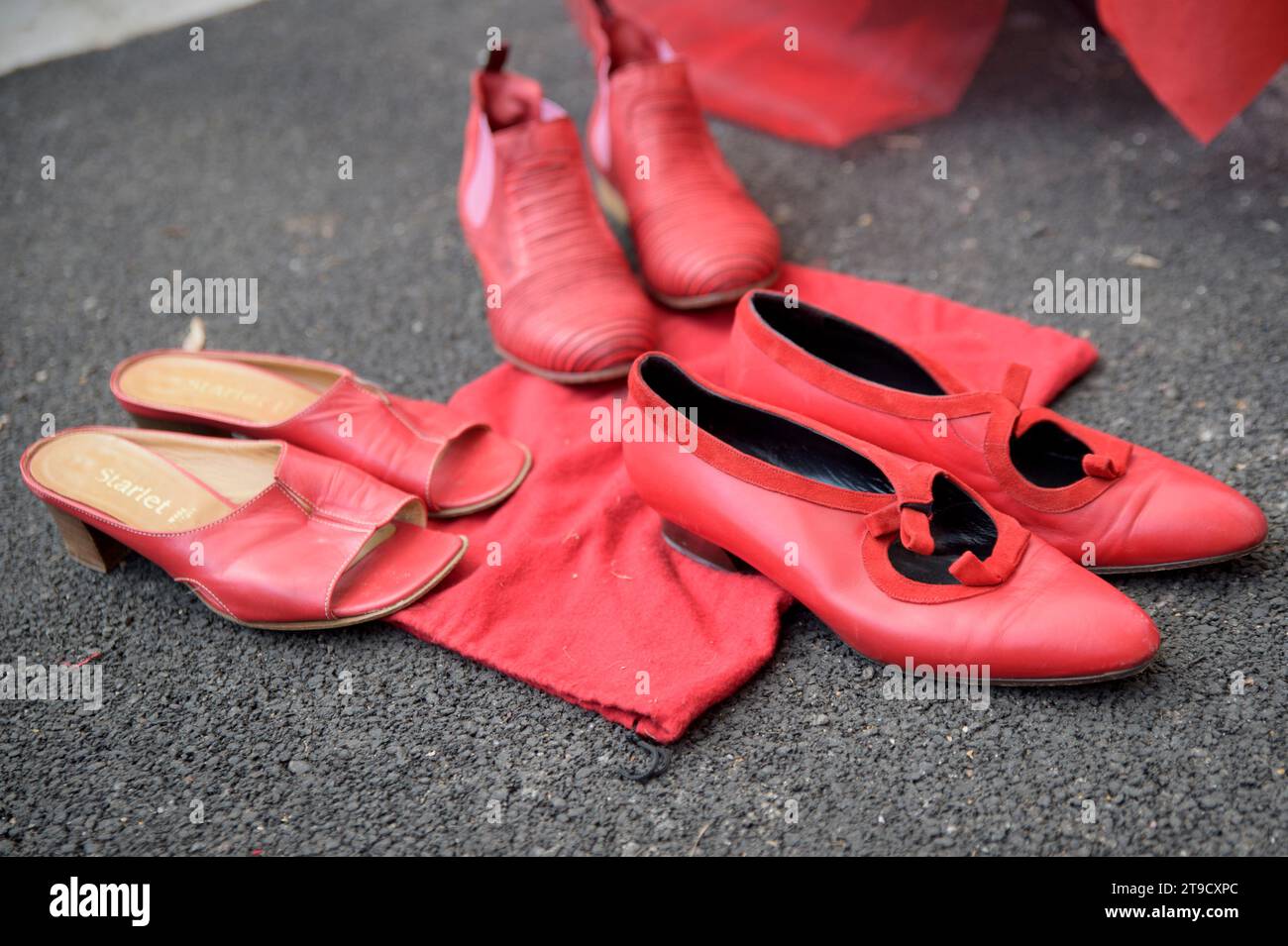 Roma, Italia. 24 novembre 2023. Le scarpe rosse, simbolo del 25 novembre e della lotta per i diritti delle donne e contro la violenza di genere. In occasione della giornata internazionale per l'eliminazione della violenza contro le donne, con il patrocinio del dipartimento cultura dell'VIII comune di Roma, l'Associazione Archivio Flamigni e il gruppo NANNARÈ hanno istituito una "panchina contro la violenza di genere", il gruppo che raccoglie storie di lotte femminili nella capitale. Il banco mostra su un piatto i contatti dei centri anti-violenza e delle organizzazioni che combattono la violenza ag Foto Stock Roma, Italia. 24 novembre 2023. Le scarpe rosse, simbolo del 25 novembre e della lotta per i diritti delle donne e contro la violenza di genere. In occasione della giornata internazionale per l'eliminazione della violenza contro le donne, con il patrocinio del dipartimento cultura dell'VIII comune di Roma, l'Associazione Archivio Flamigni e il gruppo NANNARÈ hanno istituito una "panchina contro la violenza di genere", il gruppo che raccoglie storie di lotte femminili nella capitale. Il banco mostra su un piatto i contatti dei centri anti-violenza e delle organizzazioni che combattono la violenza ag Foto Stock